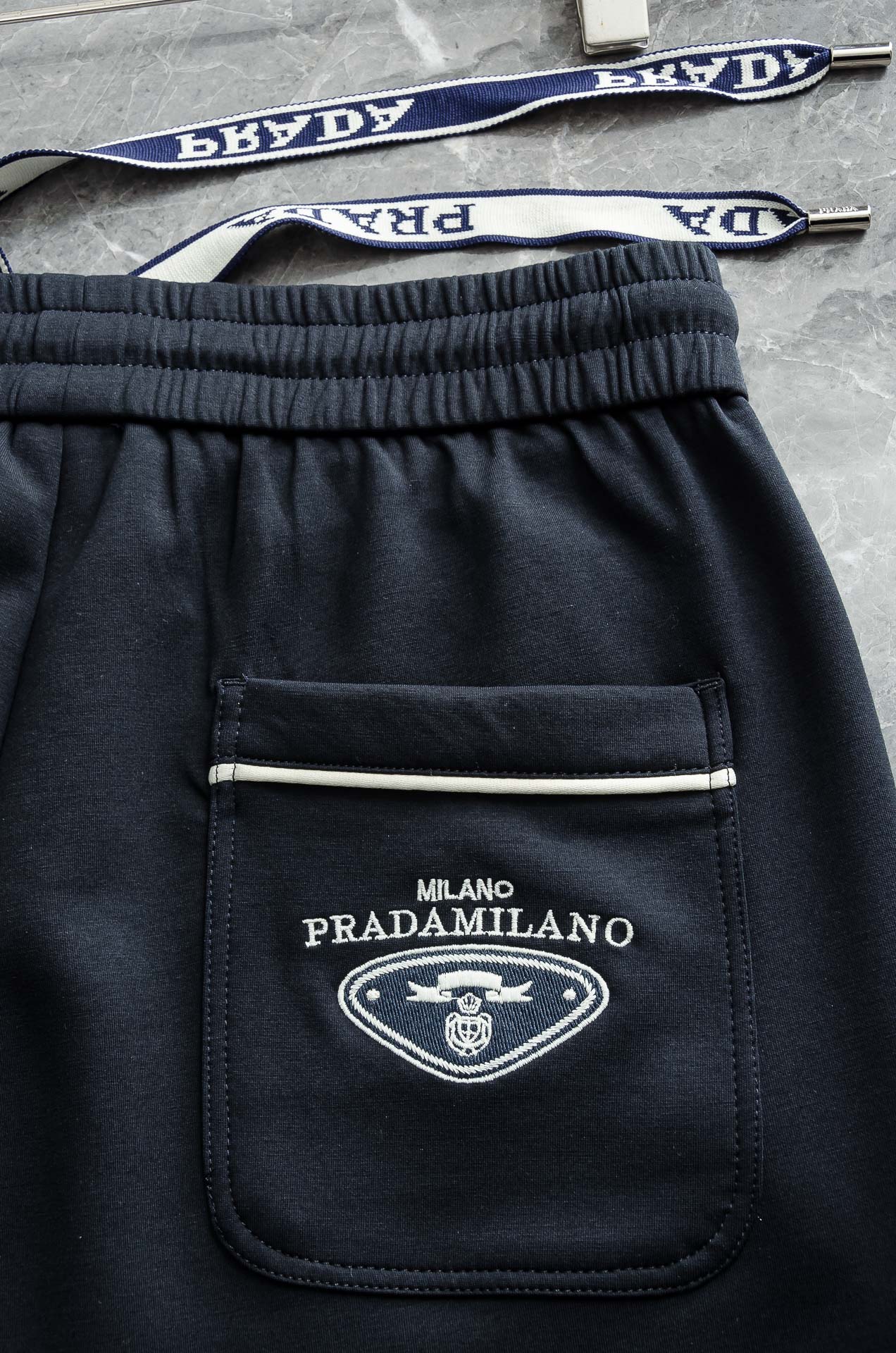 PRADA普拉达 26FW最新款精梳棉混纺挺括有型自带筋骨感抗皱性极强四面弹力包容性好弹力松紧腰搭配抽绳