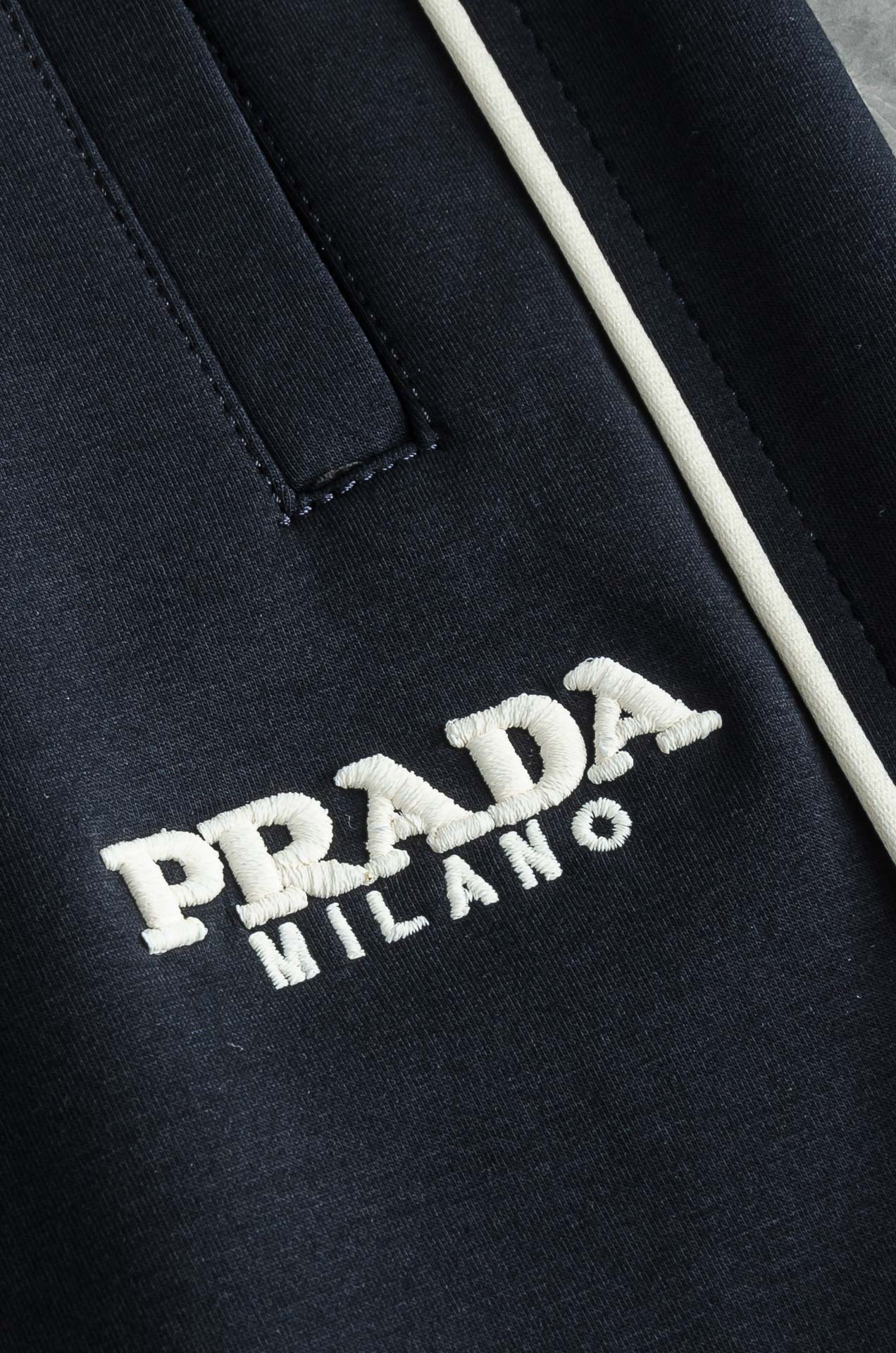 PRADA普拉达 26FW最新款精梳棉混纺挺括有型自带筋骨感抗皱性极强四面弹力包容性好弹力松紧腰搭配抽绳