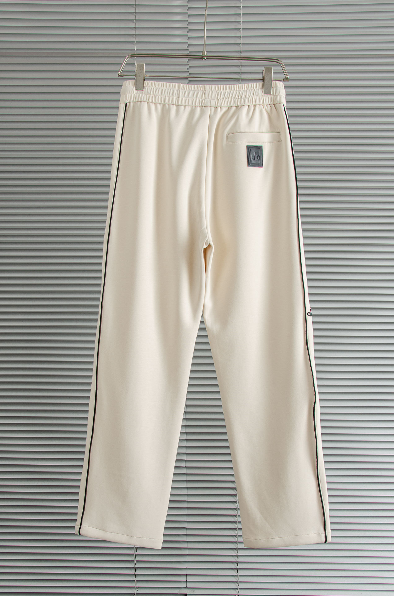 alo 26FW最新款精梳棉混纺挺括有型自带筋骨感抗皱性极强四面弹力包容性好弹力松紧腰搭配抽绳设计直筒立