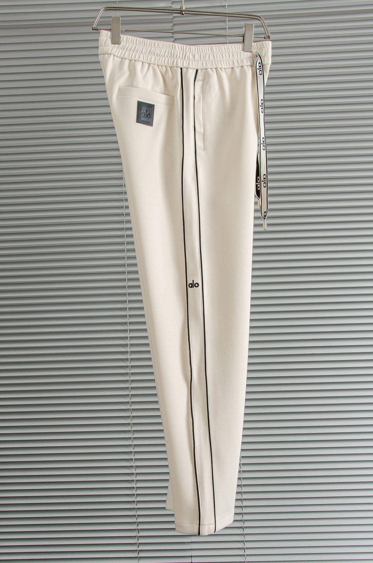 alo 26FW最新款精梳棉混纺挺括有型自带筋骨感抗皱性极强四面弹力包容性好弹力松紧腰搭配抽绳设计直筒立