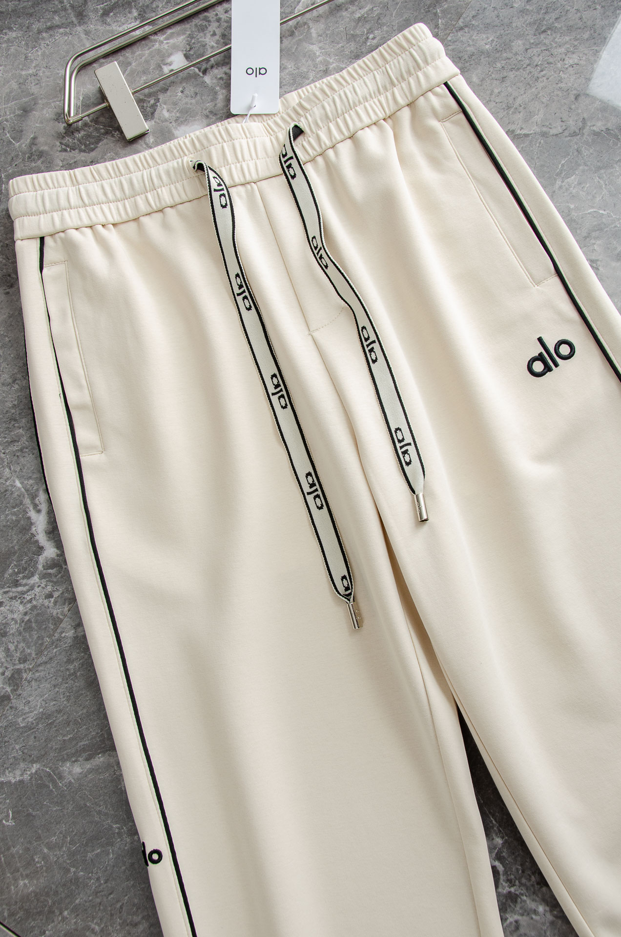 alo 26FW最新款精梳棉混纺挺括有型自带筋骨感抗皱性极强四面弹力包容性好弹力松紧腰搭配抽绳设计直筒立