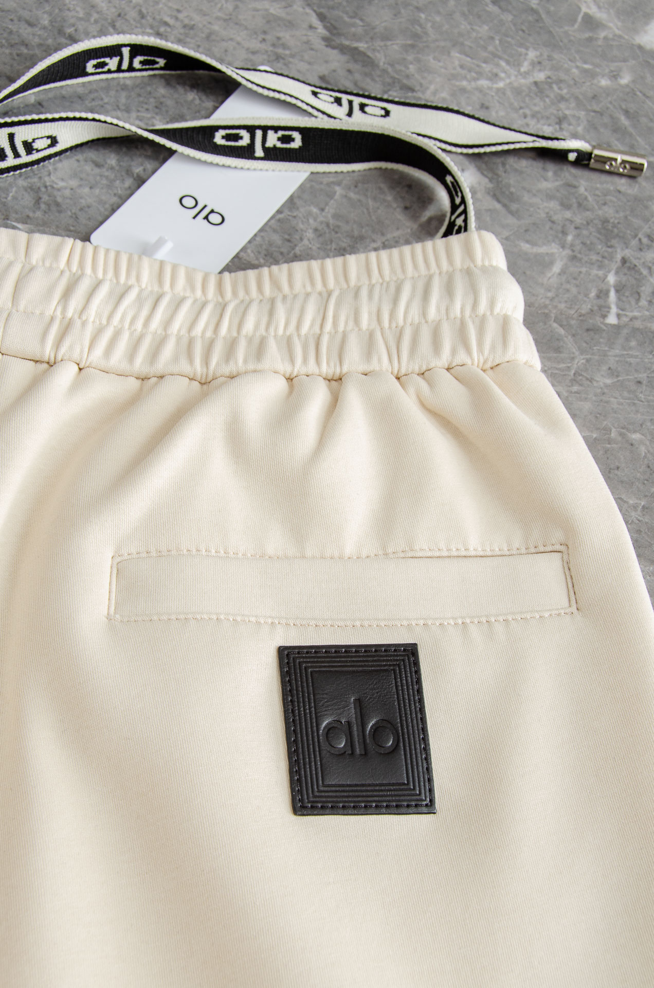 alo 26FW最新款精梳棉混纺挺括有型自带筋骨感抗皱性极强四面弹力包容性好弹力松紧腰搭配抽绳设计直筒立