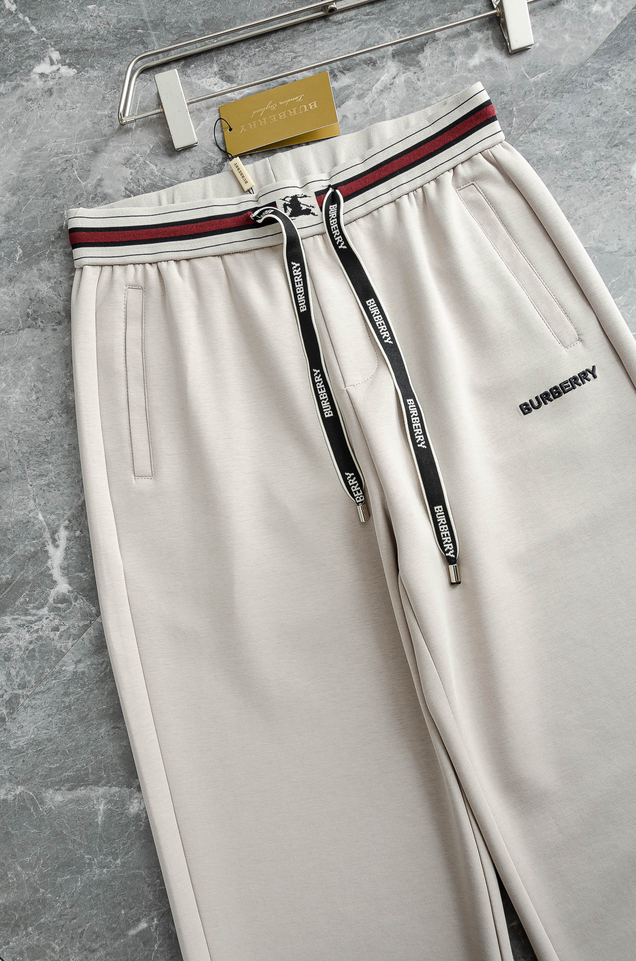 Burberry巴宝莉26FW最新款精梳棉混纺挺括有型自带筋骨感抗皱性极强四面弹力包容性好弹力松紧腰搭配