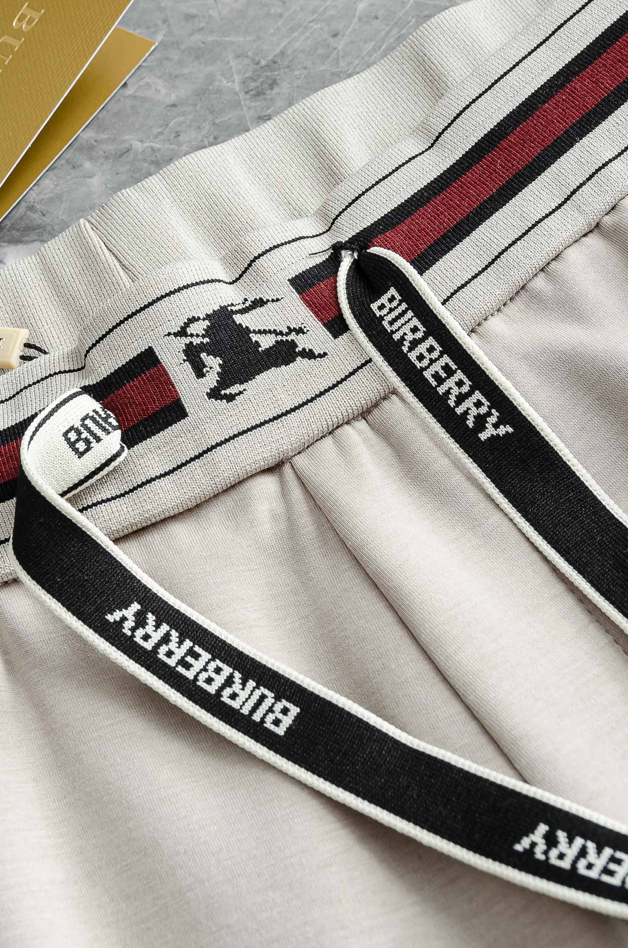 Burberry巴宝莉26FW最新款精梳棉混纺挺括有型自带筋骨感抗皱性极强四面弹力包容性好弹力松紧腰搭配