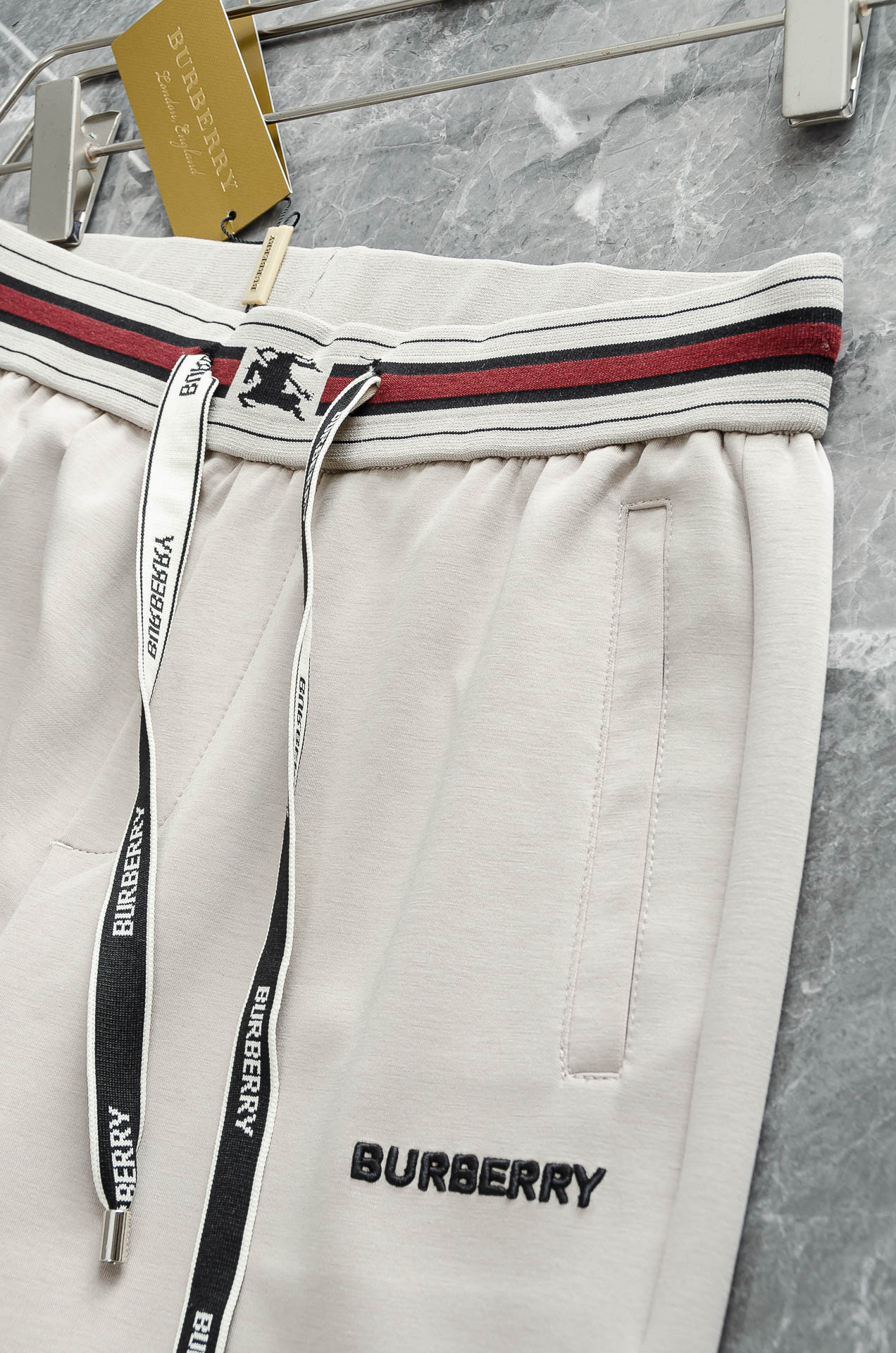 Burberry巴宝莉26FW最新款精梳棉混纺挺括有型自带筋骨感抗皱性极强四面弹力包容性好弹力松紧腰搭配