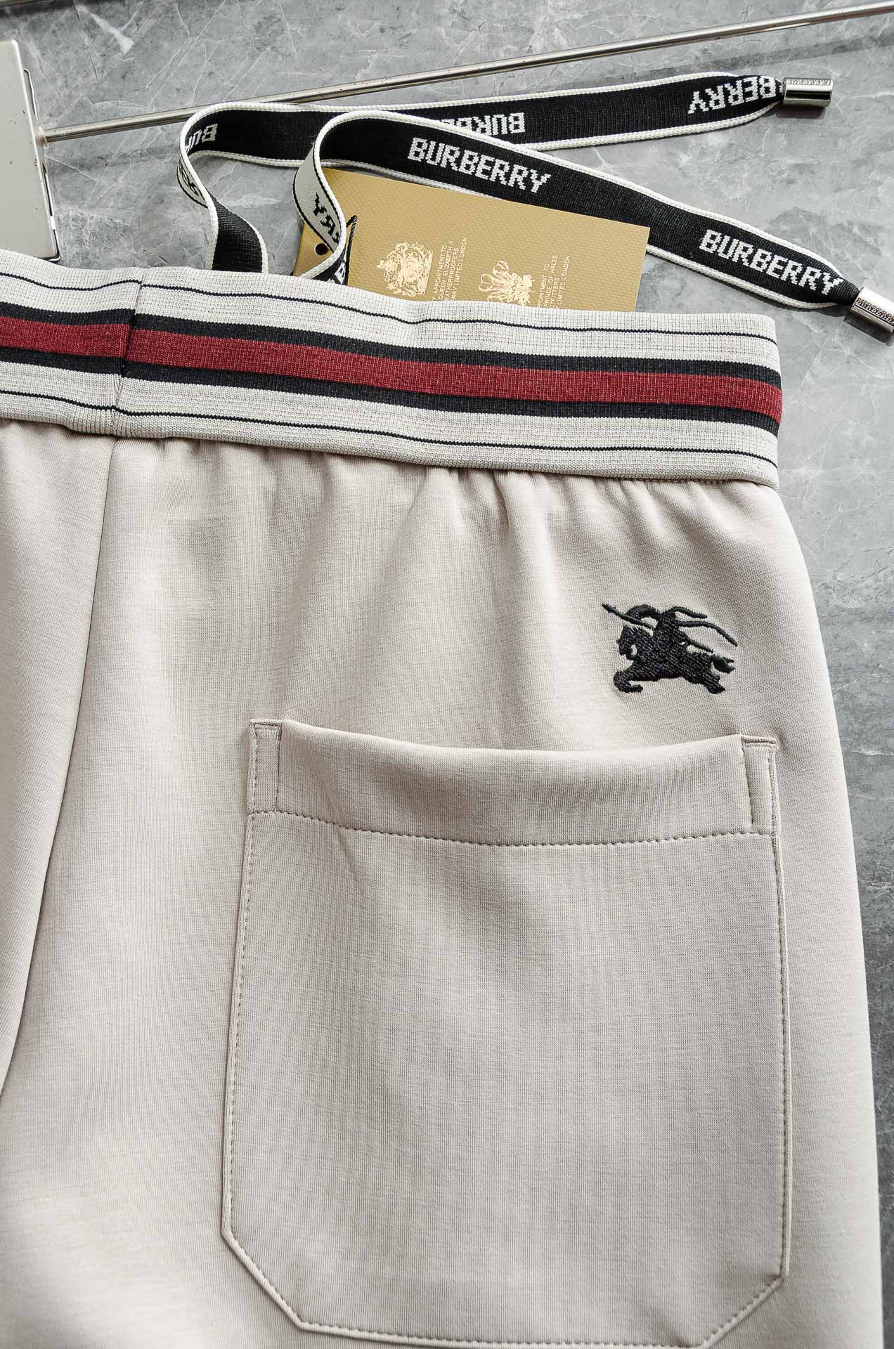 Burberry巴宝莉26FW最新款精梳棉混纺挺括有型自带筋骨感抗皱性极强四面弹力包容性好弹力松紧腰搭配