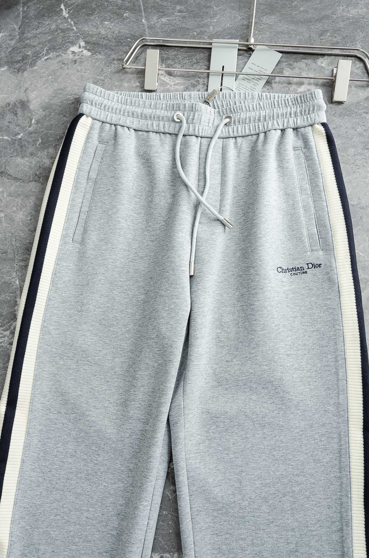 Dior迪奥 26FW最新款精梳棉混纺挺括有型自带筋骨感抗皱性极强四面弹力包容性好弹力松紧腰搭配抽绳设计