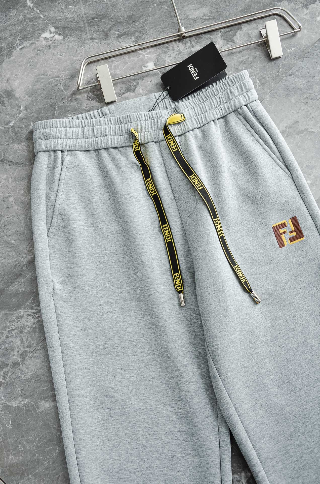 FENDI芬迪26FW最新款精梳棉混纺挺括有型自带筋骨感抗皱性极强四面弹力包容性好弹力松紧腰搭配抽绳设计