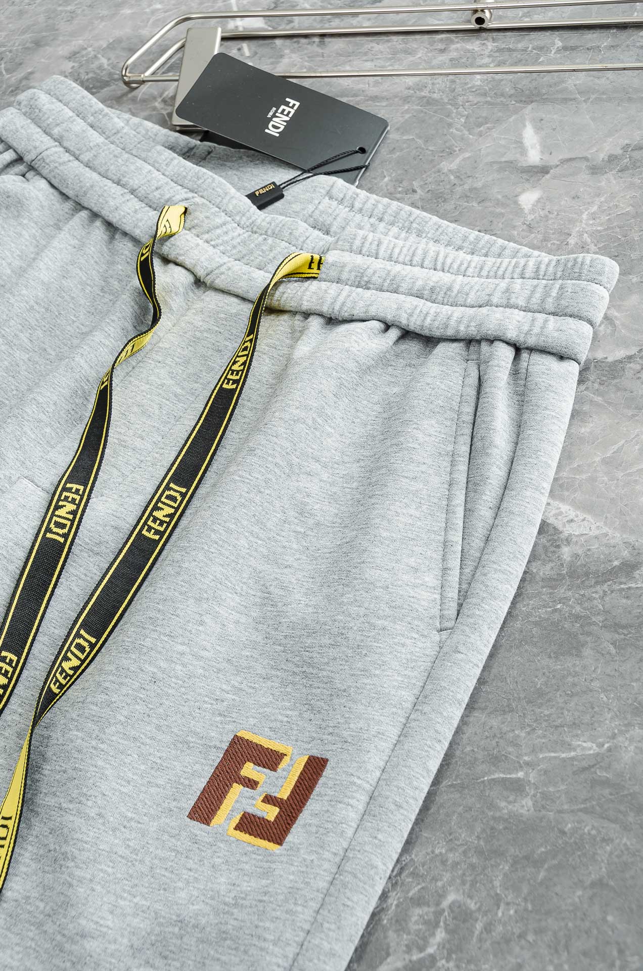 FENDI芬迪26FW最新款精梳棉混纺挺括有型自带筋骨感抗皱性极强四面弹力包容性好弹力松紧腰搭配抽绳设计