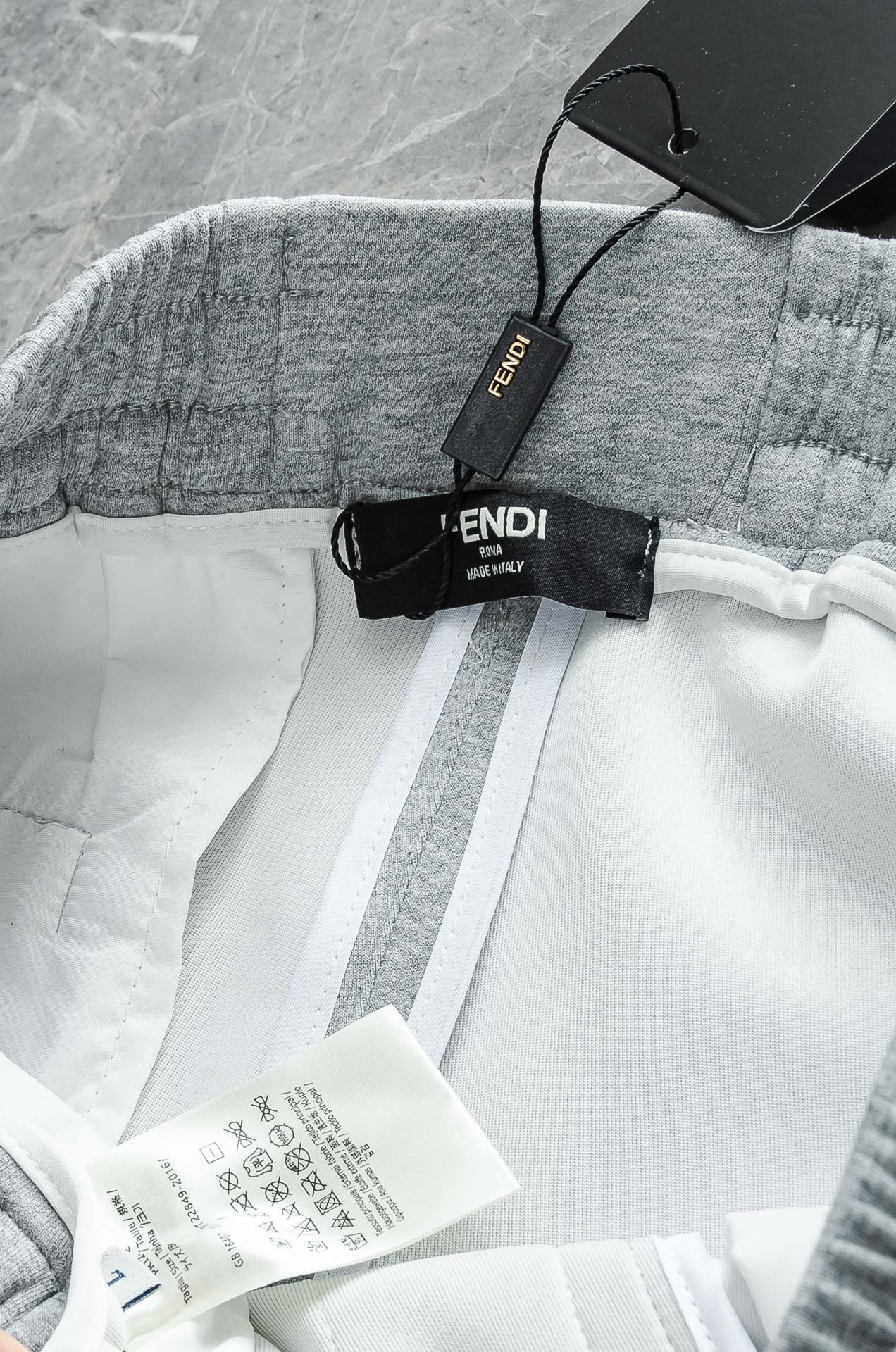 FENDI芬迪26FW最新款精梳棉混纺挺括有型自带筋骨感抗皱性极强四面弹力包容性好弹力松紧腰搭配抽绳设计