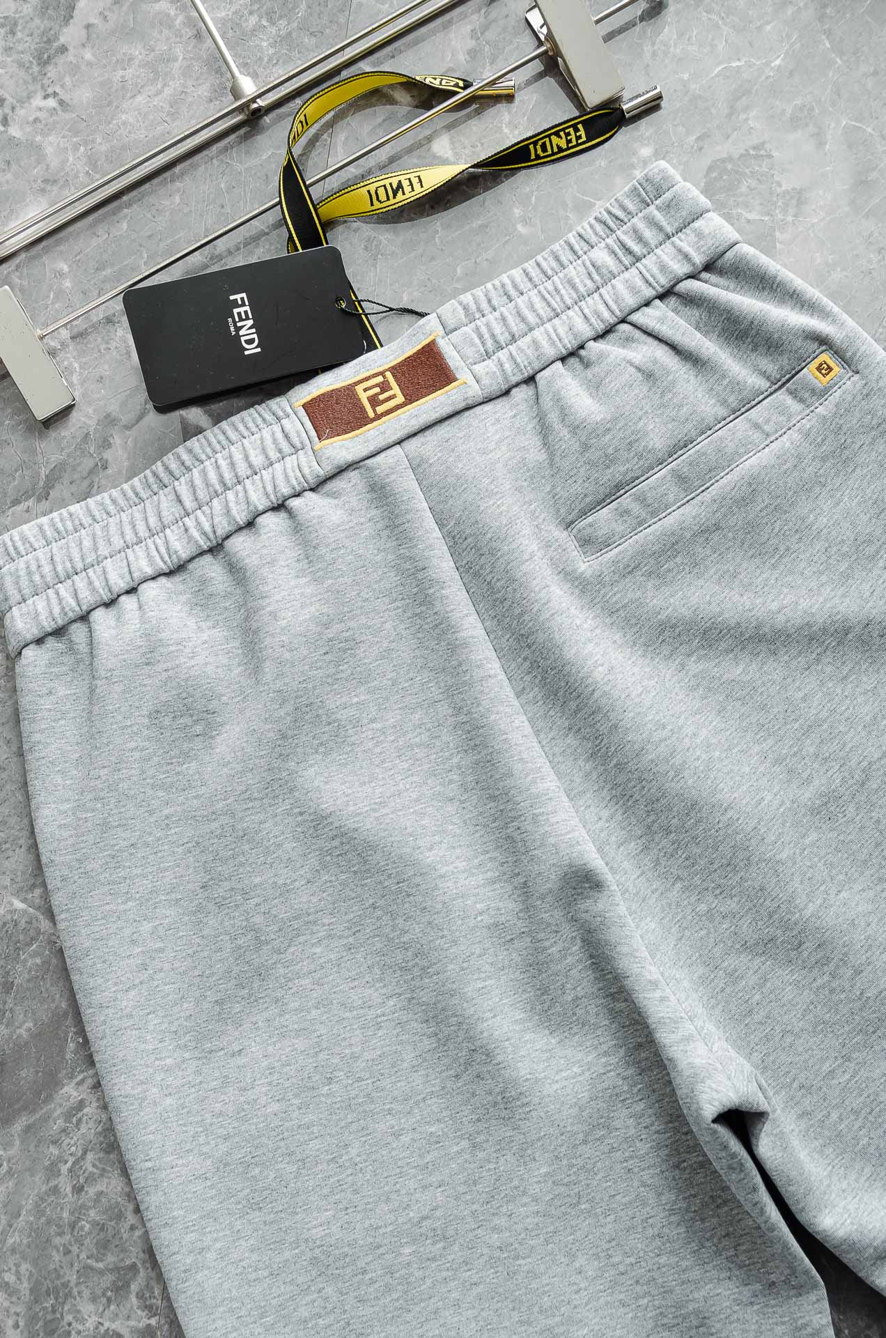 FENDI芬迪26FW最新款精梳棉混纺挺括有型自带筋骨感抗皱性极强四面弹力包容性好弹力松紧腰搭配抽绳设计