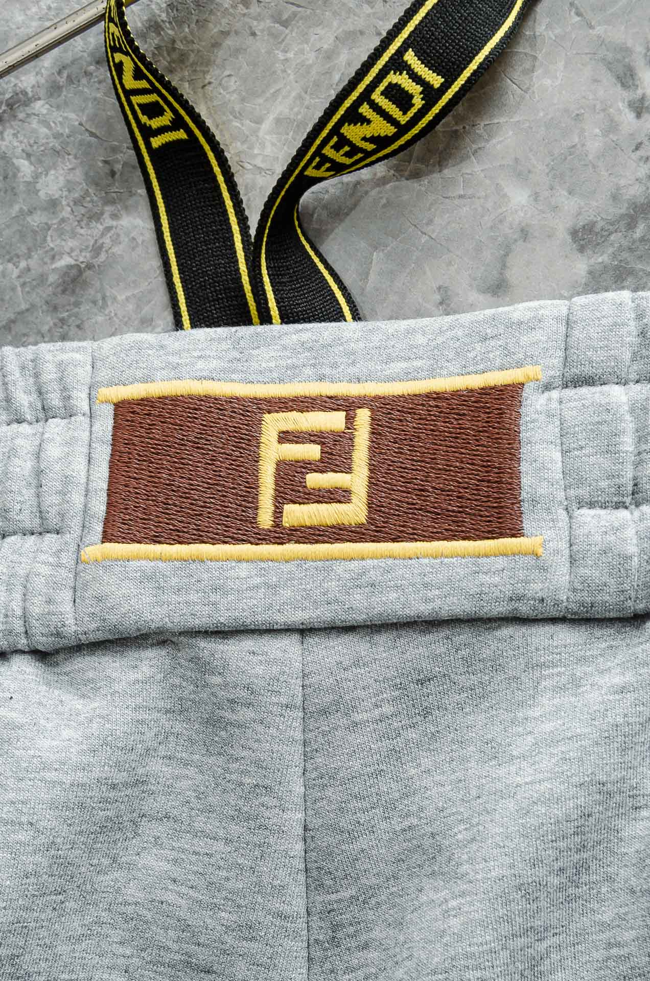 FENDI芬迪26FW最新款精梳棉混纺挺括有型自带筋骨感抗皱性极强四面弹力包容性好弹力松紧腰搭配抽绳设计