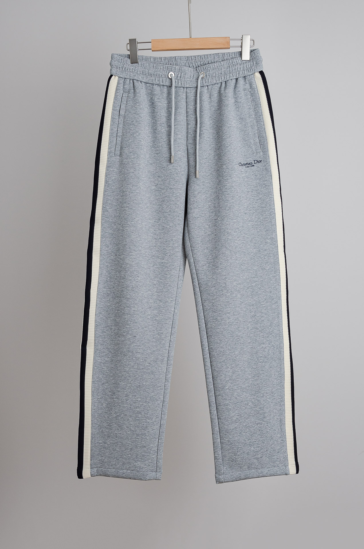 NO:732515,Dior26FW's latest combed cotton blend, crisp and stylish, has a ribbed feel, is wrinkle-resistant, has strong four-way elasticity, is inclusive, has good elastic elastic waist, and has a drawstring design. Straight-leg three-dimensional cutting upper body, slim and stylish men's casual trousers #The latest online casual trousers with extraordinary taste, the customized fabric is the focus of this style!  The soft and elastic fabric gives it excellent stiffness, always maintains a neat shape, and is not easily deformed. It is extremely comfortable. The cotton fiber brings a natural skin-friendly feeling, making the wearing experience more warm and comfortable. The good breathability allows the skin to breathe freely. The pants have just the right elasticity to not be restrained during activities, and the perfect fit provides a comfortable wearing experience.  The overall weight is full, and the cotton component is added to feel fluffy and soft, very textured, and it is extremely comfortable and breathable to wear. It is then spun using an exclusive fabric production process, and is finally tempered to produce such a top-quality fabric. It is not easy to pill and has a wide feel. It has a solid and delicate hand feel, a thick and soft cloth surface, good anti-pilling properties, not easy to wrinkle, and easy to take care of!  The whole pair of trousers has a straight and stylish texture. It has the powerful properties of breathability, moisture absorption, warmth and wind resistance when worn. It is very comfortable to wear next to the body without any discomfort at all!  The texture alone is superior to all the products on the market, and you can also feel the most top-notch comfort!  Straight-leg trousers with three-dimensional tailoring that conforms to the human body, modifying your long and lean perfect figure!  The elasticated waistband has strong elasticity and high resilience, and is also equipped with a customized drawstring. The details are enough to reflect the quality. The straight version is comfortable, loose and not bulky. It is suitable for all body types and is not picky. It can be easily controlled whether it is leisure or business. You deserve it!  Code number M-XXXL w,,dior,19860909Dior26FW最新款精梳棉混纺挺括有型自带筋骨感抗皱性极强四面弹力包容性好弹力松紧腰搭配抽绳设计直筒立体裁剪上身显瘦有型男士休闲长裤#最新上线的这款品味不凡的休闲裤,定制出来的面料才是这款的重点！柔软且富有弹性的面料,赋予它出色的挺括性,始终保持利落的版型,不易变形.舒适无比.棉纤维带来天然的亲肤感,让穿着体验更加温暖舒适,良好的透气性,能让肌肤自由呼吸,裤子恰到好处的弹性,在活动时不受束缚,完美贴合提供舒适的穿着体验. 整体重量感十足,加入了棉成分手感蓬松柔软,非常显质感,着身更是无比舒适透气,再以独家面料制作工艺精纺出来,最终淬炼出这样顶级品质的面料,不易起球挺阔感也是非常的赞,手感扎实细腻,布面厚实柔软,抗起球性好,不易皱很好打理！整件长裤质感挺拔有型,在穿着时起到透气吸湿又保暖抗风的强悍性能,贴身穿着都非常舒适,毫无不适感可言！光是质地上就完胜所有的市场货,还能感受到最为顶尖的舒适性！符合人体立体裁剪的直筒裤型,修饰出你冗长精健的完美身形！松紧腰头弹力强回弹性高,还配有定制的抽绳,细节足以体现品质,直筒版型舒适宽松不臃肿,适合各种体型不挑人,无论休闲商务都可轻松驾驭,你值得拥有！ 码数M-XXXL w,,dior,,Men's clothing