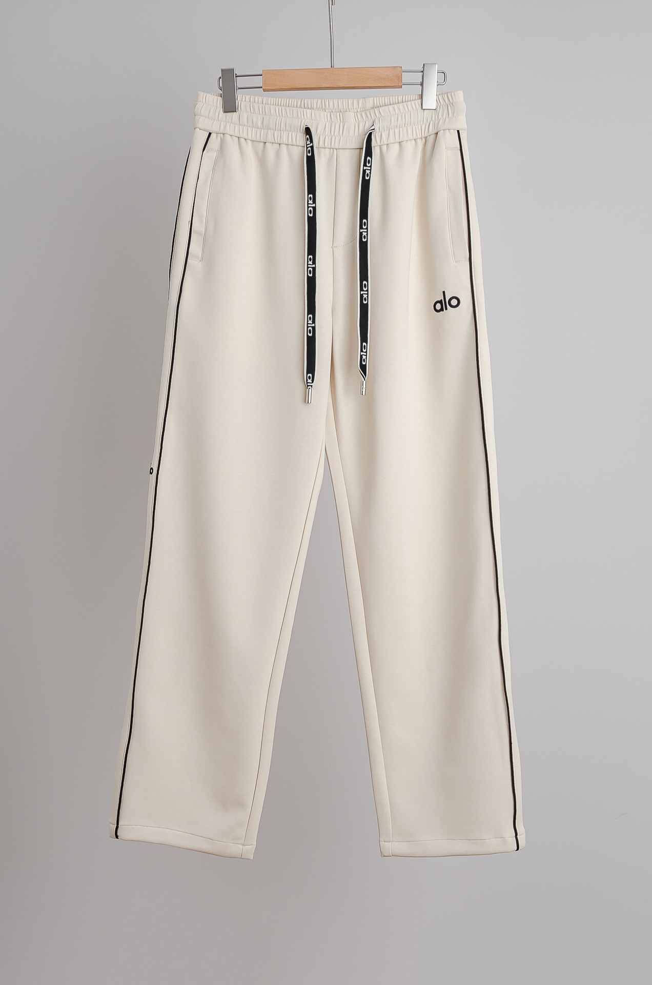 NO:732472,alo26FW's latest combed cotton blend, crisp and stylish, with a ribbed feel, wrinkle resistance, strong elasticity on all sides, good elasticity and elastic waist, drawstring design, straight three-dimensional cutting upper body, slim and stylish men's casual trousers #The latest online casual trousers with extraordinary taste, the customized fabric is the focus of this style!  The soft and elastic fabric gives it excellent stiffness, always maintains a neat shape, and is not easily deformed. It is extremely comfortable. The cotton fiber brings a natural skin-friendly feeling, making the wearing experience more warm and comfortable. The good breathability allows the skin to breathe freely. The pants have just the right elasticity to not be restrained during activities, and the perfect fit provides a comfortable wearing experience.  The overall weight is full, and the cotton component is added to feel fluffy and soft, very textured, and it is extremely comfortable and breathable to wear. It is then spun using an exclusive fabric production process, and is finally tempered to produce such a top-quality fabric. It is not easy to pill and has a wide feel. It has a solid and delicate hand feel, a thick and soft cloth surface, good anti-pilling properties, not easy to wrinkle, and easy to take care of!  The whole pair of trousers has a straight and stylish texture. It has the powerful properties of breathability, moisture absorption, warmth and wind resistance when worn. It is very comfortable to wear next to the body without any discomfort at all!  The texture alone is superior to all the products on the market, and you can also feel the most top-notch comfort!  Straight-leg trousers with three-dimensional tailoring that conforms to the human body, modifying your long and lean perfect figure!  The elasticated waistband has strong elasticity and high resilience, and is also equipped with a customized drawstring. The details are enough to reflect the quality. The straight version is comfortable, loose and not bulky. It is suitable for all body types and is not picky. It can be easily controlled whether it is leisure or business. You deserve it!  Code number M-XXXL w,,19860909alo26FW最新款精梳棉混纺挺括有型自带筋骨感抗皱性极强四面弹力包容性好弹力松紧腰搭配抽绳设计直筒立体裁剪上身显瘦有型男士休闲长裤#最新上线的这款品味不凡的休闲裤,定制出来的面料才是这款的重点！柔软且富有弹性的面料,赋予它出色的挺括性,始终保持利落的版型,不易变形.舒适无比.棉纤维带来天然的亲肤感,让穿着体验更加温暖舒适,良好的透气性,能让肌肤自由呼吸,裤子恰到好处的弹性,在活动时不受束缚,完美贴合提供舒适的穿着体验. 整体重量感十足,加入了棉成分手感蓬松柔软,非常显质感,着身更是无比舒适透气,再以独家面料制作工艺精纺出来,最终淬炼出这样顶级品质的面料,不易起球挺阔感也是非常的赞,手感扎实细腻,布面厚实柔软,抗起球性好,不易皱很好打理！整件长裤质感挺拔有型,在穿着时起到透气吸湿又保暖抗风的强悍性能,贴身穿着都非常舒适,毫无不适感可言！光是质地上就完胜所有的市场货,还能感受到最为顶尖的舒适性！符合人体立体裁剪的直筒裤型,修饰出你冗长精健的完美身形！松紧腰头弹力强回弹性高,还配有定制的抽绳,细节足以体现品质,直筒版型舒适宽松不臃肿,适合各种体型不挑人,无论休闲商务都可轻松驾驭,你值得拥有！ 码数M-XXXL w,,,Men's clothing