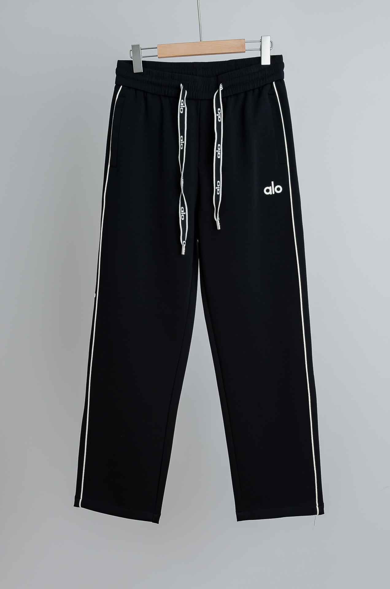 NO:732521,26FW’s latest combed cotton blended fabric is crisp and stylish, with a strong sense of ribbing, wrinkle resistance, strong elasticity on all sides, good elasticity, elastic waist and drawstring design, straight three-dimensional cut upper body, slim and stylish men’s casual trousers #The latest online casual trousers with extraordinary taste, the customized fabric is the focus of this style!  The soft and elastic fabric gives it excellent stiffness, always maintains a neat shape, and is not easily deformed. It is extremely comfortable. The cotton fiber brings a natural skin-friendly feeling, making the wearing experience more warm and comfortable. The good breathability allows the skin to breathe freely. The pants have just the right elasticity to not be restrained during activities, and the perfect fit provides a comfortable wearing experience.  The overall weight is full, and the cotton component is added to feel fluffy and soft, very textured, and it is extremely comfortable and breathable to wear. It is then spun using an exclusive fabric production process, and is finally tempered to produce such a top-quality fabric. It is not easy to pill and has a wide feel. It has a solid and delicate hand feel, a thick and soft cloth surface, good anti-pilling properties, not easy to wrinkle, and easy to take care of!  The whole pair of trousers has a straight and stylish texture. It has the powerful properties of breathability, moisture absorption, warmth and wind resistance when worn. It is very comfortable to wear next to the body without any discomfort at all!  The texture alone is superior to all the products on the market, and you can also feel the most top-notch comfort!  Straight-leg trousers with three-dimensional tailoring that conforms to the human body, modifying your long and lean perfect figure!  The elasticated waistband has strong elasticity and high resilience, and is also equipped with a customized drawstring. The details are enough to reflect the quality. The straight version is comfortable, loose and not bulky. It is suitable for all body types and is not picky. It can be easily controlled whether it is leisure or business. You deserve it!  Code number M-XXXL w,,1986090926FW最新款精梳棉混纺挺括有型自带筋骨感抗皱性极强四面弹力包容性好弹力松紧腰搭配抽绳设计直筒立体裁剪上身显瘦有型男士休闲长裤#最新上线的这款品味不凡的休闲裤,定制出来的面料才是这款的重点！柔软且富有弹性的面料,赋予它出色的挺括性,始终保持利落的版型,不易变形.舒适无比.棉纤维带来天然的亲肤感,让穿着体验更加温暖舒适,良好的透气性,能让肌肤自由呼吸,裤子恰到好处的弹性,在活动时不受束缚,完美贴合提供舒适的穿着体验. 整体重量感十足,加入了棉成分手感蓬松柔软,非常显质感,着身更是无比舒适透气,再以独家面料制作工艺精纺出来,最终淬炼出这样顶级品质的面料,不易起球挺阔感也是非常的赞,手感扎实细腻,布面厚实柔软,抗起球性好,不易皱很好打理！整件长裤质感挺拔有型,在穿着时起到透气吸湿又保暖抗风的强悍性能,贴身穿着都非常舒适,毫无不适感可言！光是质地上就完胜所有的市场货,还能感受到最为顶尖的舒适性！符合人体立体裁剪的直筒裤型,修饰出你冗长精健的完美身形！松紧腰头弹力强回弹性高,还配有定制的抽绳,细节足以体现品质,直筒版型舒适宽松不臃肿,适合各种体型不挑人,无论休闲商务都可轻松驾驭,你值得拥有！ 码数M-XXXL w,,,Men's clothing