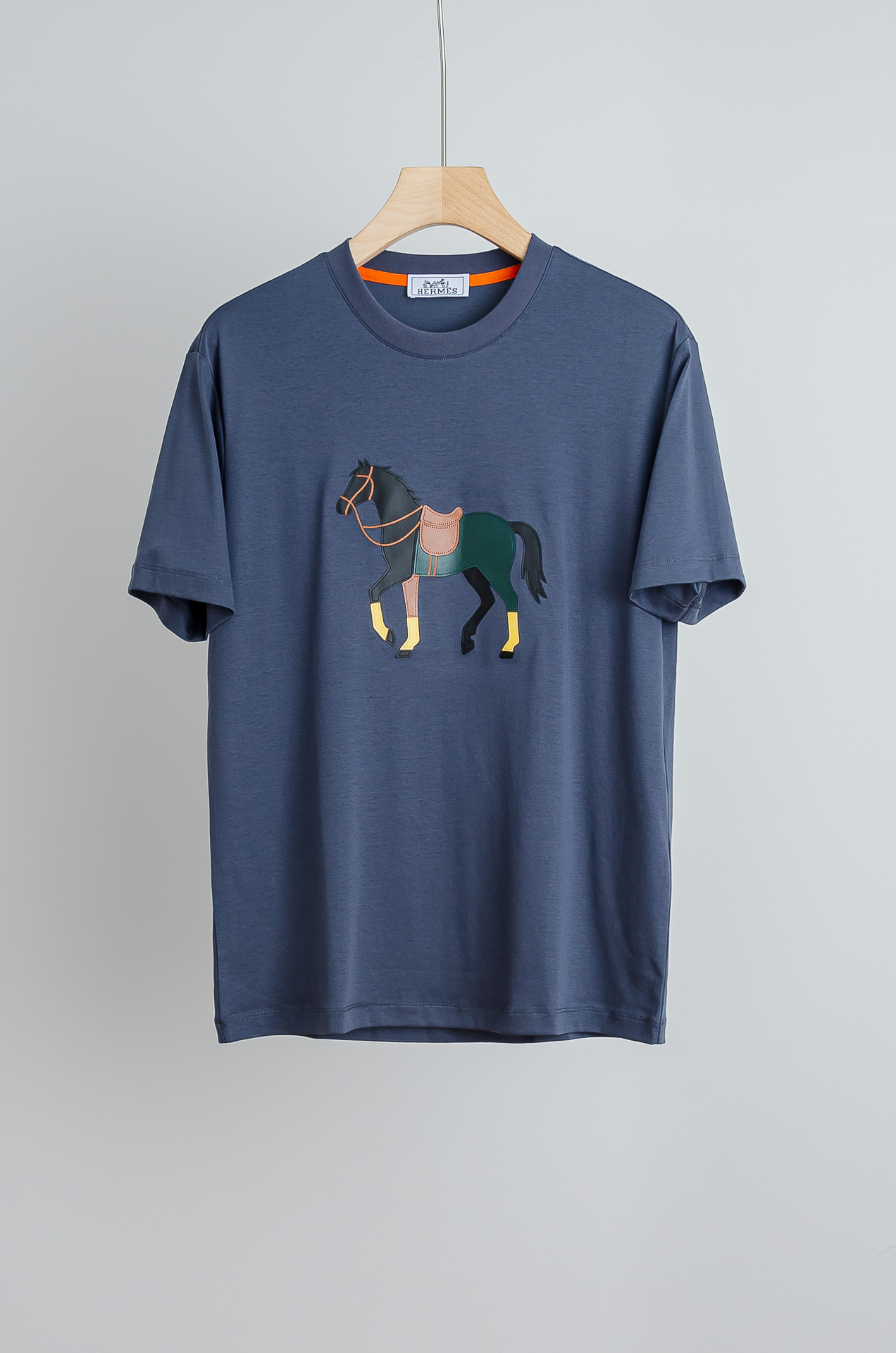 NO:842449,Hermès 2026SS new spring and summer round neck T-shirt# is made of imported custom-woven mercerized cotton fabric. The texture is also dense and delicate, soft, wide and stylish, breathable and comfortable. It is a very suitable thickness for summer wear. The upper body has a good drape and is not easy to deform!  More resistant to fading!  Features: Good skin-friendly feeling, good breathability, soft, and strong three-dimensional effect!  The neckline is woven with ribbed stitching, which is not easy to deform and hem after long-term wear. The overall style is simple and elegant, fully demonstrating the fabric material, and fully embodying the low-key and restrained temperament of the brand. The overall design is simplified to complexity, without too many fancy designs, and the whole body reveals the charm of an elegant gentleman!  !  !  Size M-XXXL,,hermes,tees,t-shirt,19860909爱马仕 2026SS春夏新品圆领T恤#精选进口定织丝光纯棉面料,质地也密实细腻,柔软挺阔有型、透气舒适.属于夏天穿着非常适合的一个厚度,上身垂感好,不易变形！更不易褪色！特点亲肤感好,透气性好可呼吸,柔软,立体感强！领口织罗纹拼接,久穿不易变形不易起边. 整体朴素优雅,充分展现面料材质,完全体现了品牌低调内敛的气质,整体化简为繁,没有过多花哨的设计,通体显露着高雅绅士的魅力气质！！！ 尺码M-XXXL,,hermes,tees，t-shirt,,Men's clothing