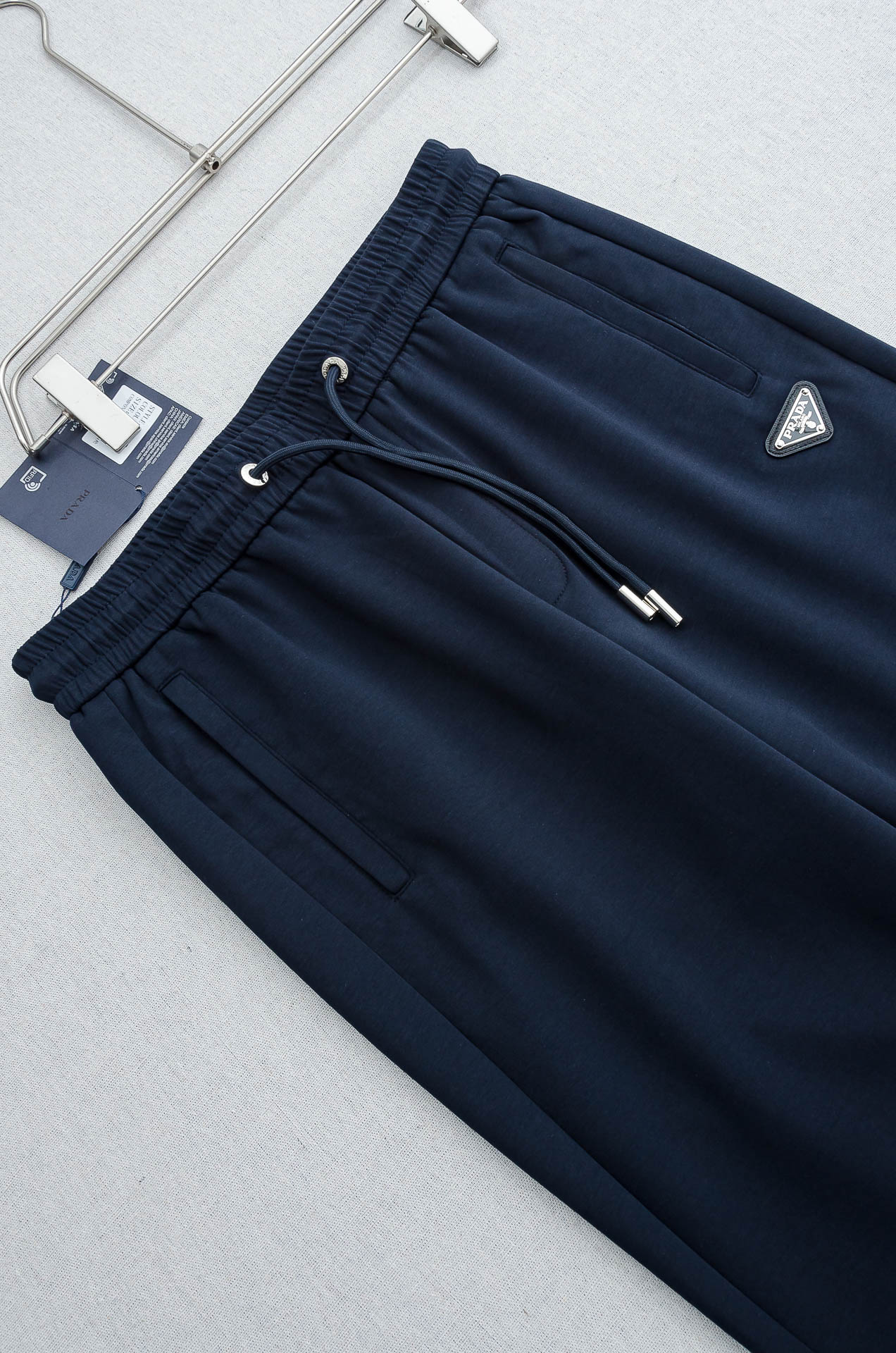 Prada普拉达26FW最新款精梳棉混纺挺括有型自带筋骨感抗皱性极强四面弹力包容性好弹力松紧腰搭配抽绳设