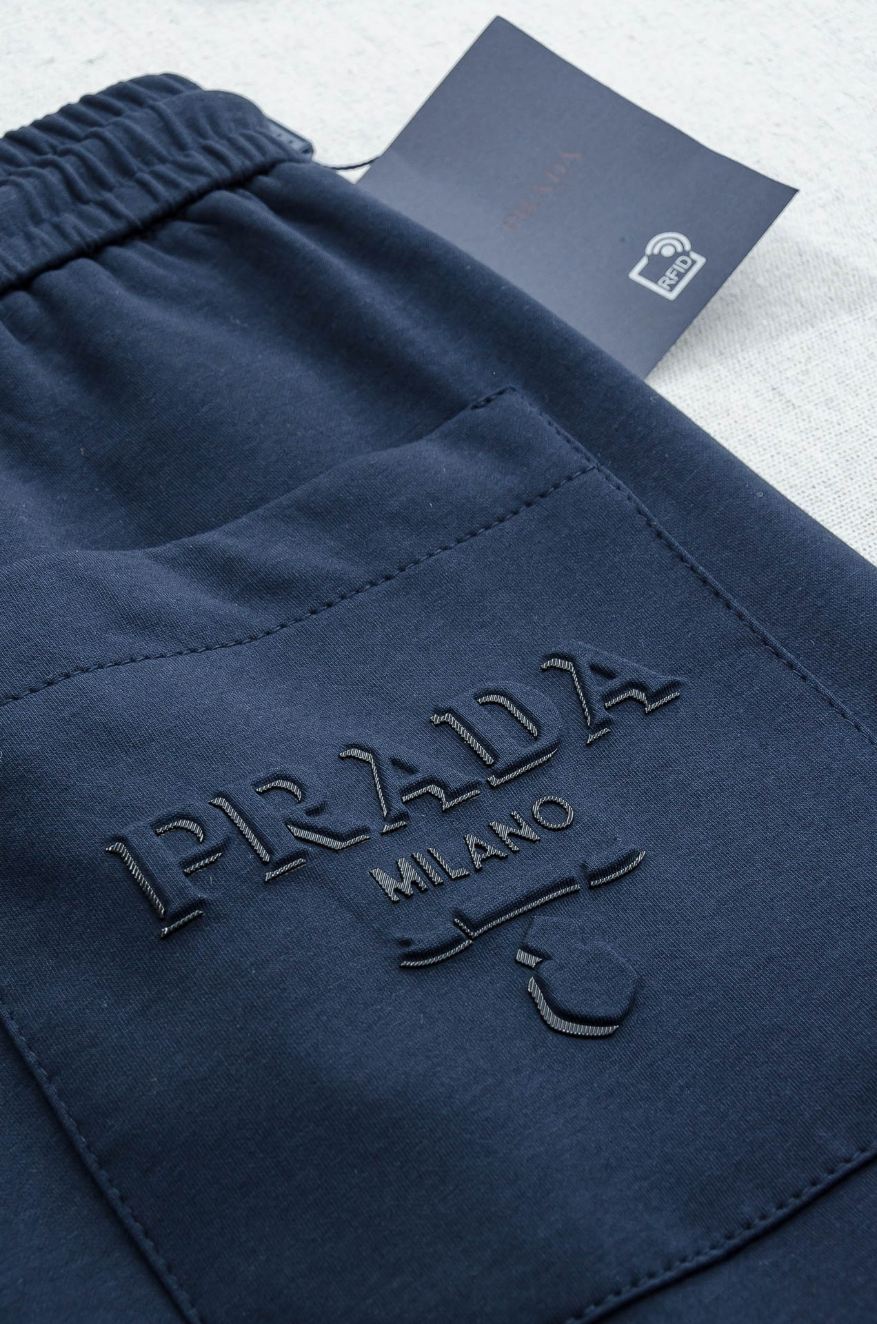 Prada普拉达26FW最新款精梳棉混纺挺括有型自带筋骨感抗皱性极强四面弹力包容性好弹力松紧腰搭配抽绳设