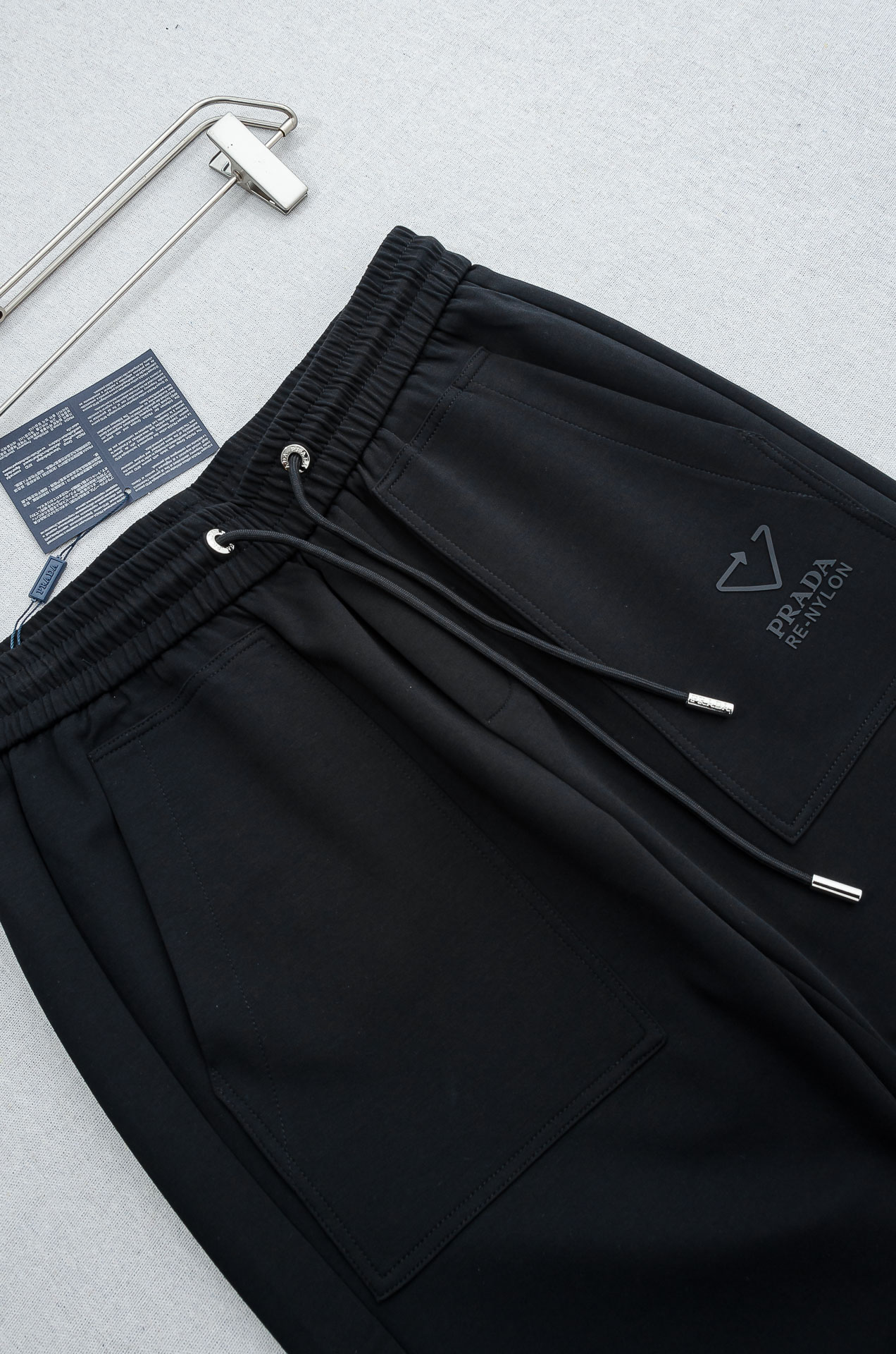 Prada普拉达26FW最新款精梳棉混纺挺括有型自带筋骨感抗皱性极强四面弹力包容性好弹力松紧腰搭配抽绳设