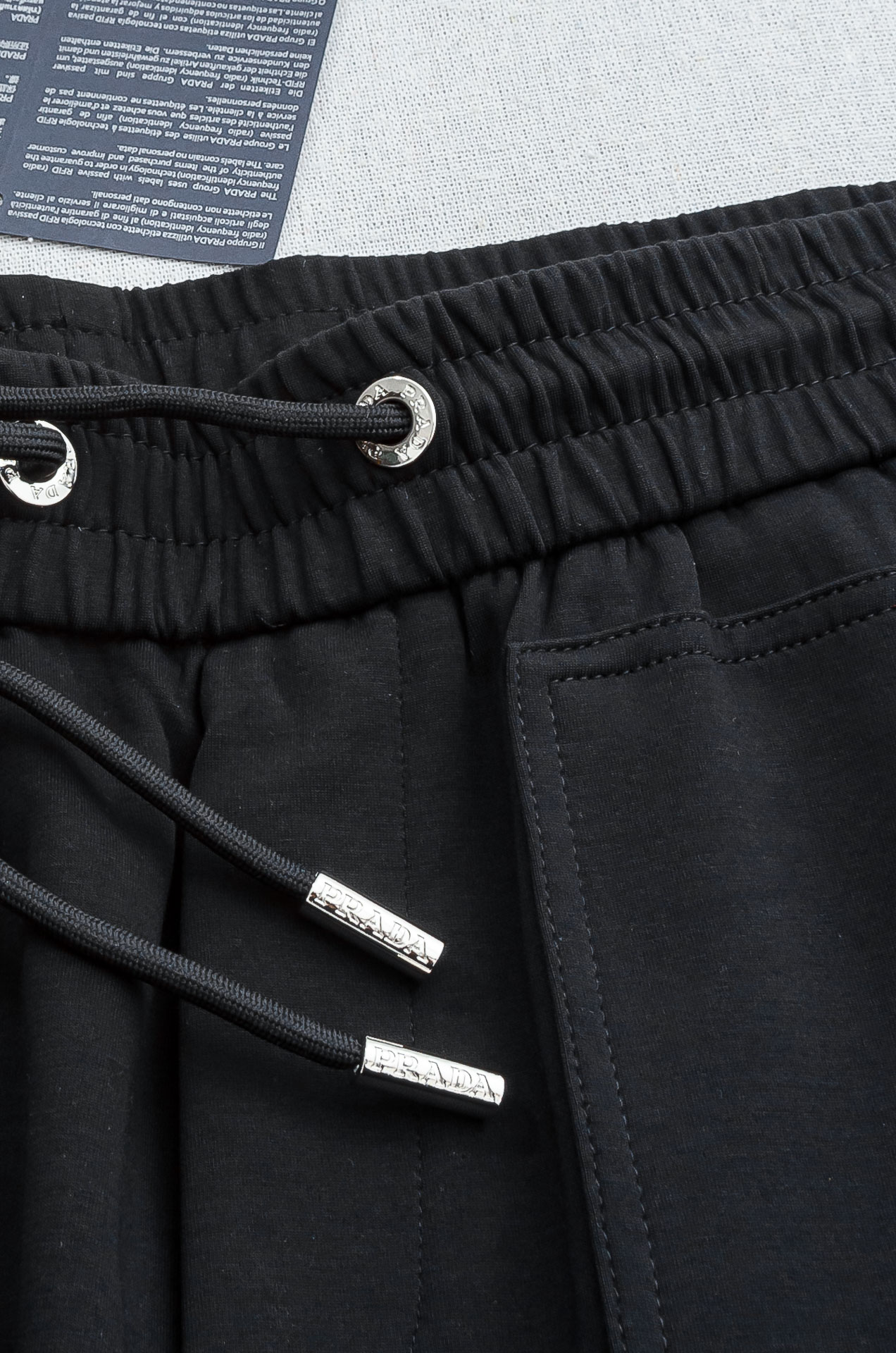 Prada普拉达26FW最新款精梳棉混纺挺括有型自带筋骨感抗皱性极强四面弹力包容性好弹力松紧腰搭配抽绳设