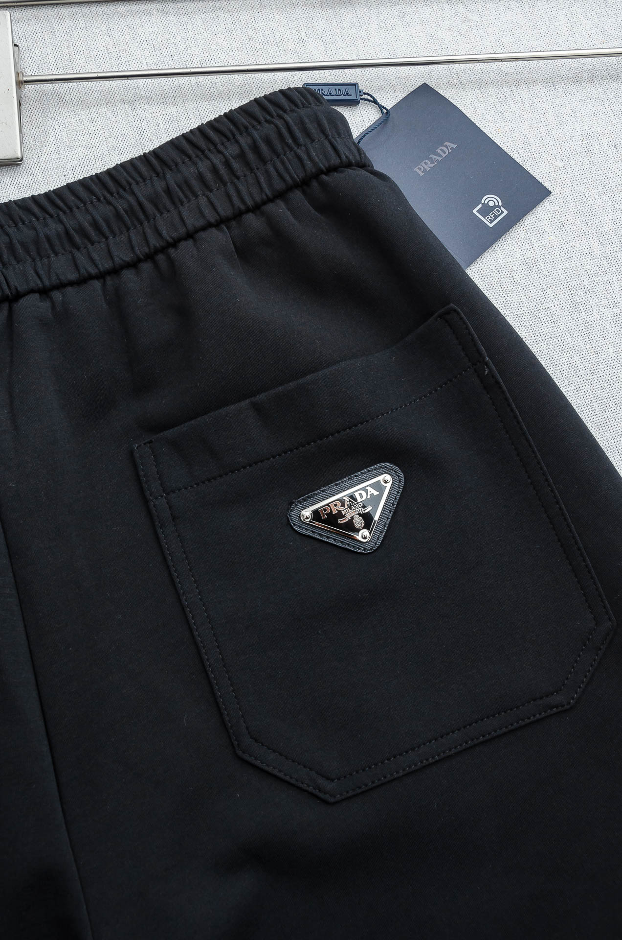 Prada普拉达26FW最新款精梳棉混纺挺括有型自带筋骨感抗皱性极强四面弹力包容性好弹力松紧腰搭配抽绳设