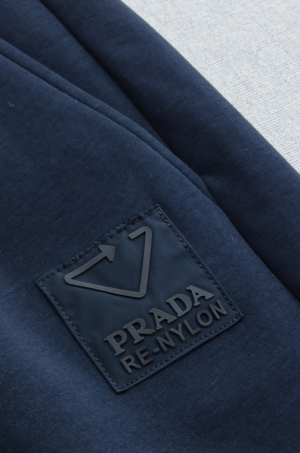 Prada普拉达26FW最新款精梳棉混纺挺括有型自带筋骨感抗皱性极强四面弹力包容性好弹力松紧腰搭配抽绳设