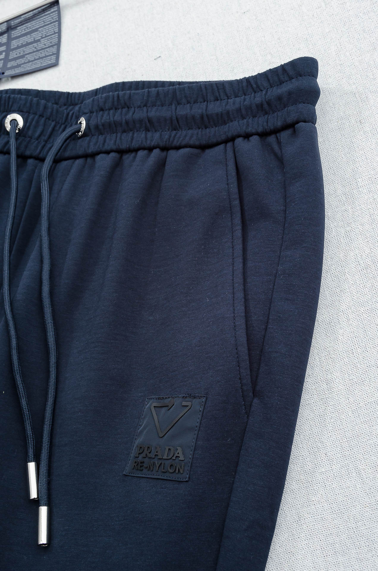 Prada普拉达26FW最新款精梳棉混纺挺括有型自带筋骨感抗皱性极强四面弹力包容性好弹力松紧腰搭配抽绳设