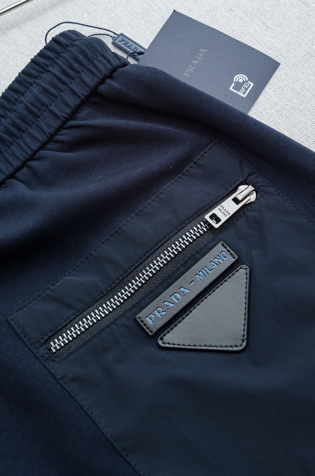 Prada普拉达26FW最新款精梳棉混纺挺括有型自带筋骨感抗皱性极强四面弹力包容性好弹力松紧腰搭配抽绳设