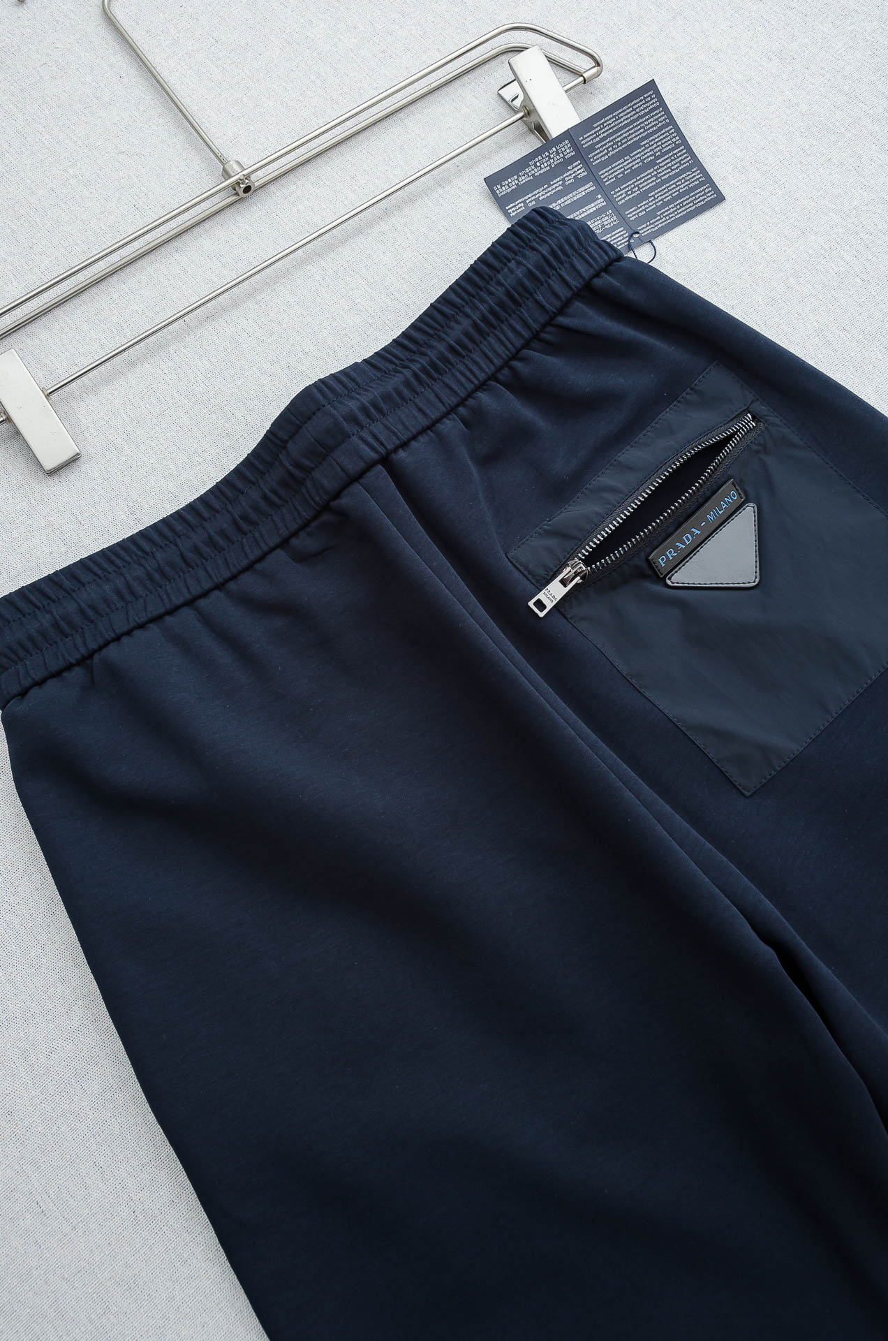Prada普拉达26FW最新款精梳棉混纺挺括有型自带筋骨感抗皱性极强四面弹力包容性好弹力松紧腰搭配抽绳设