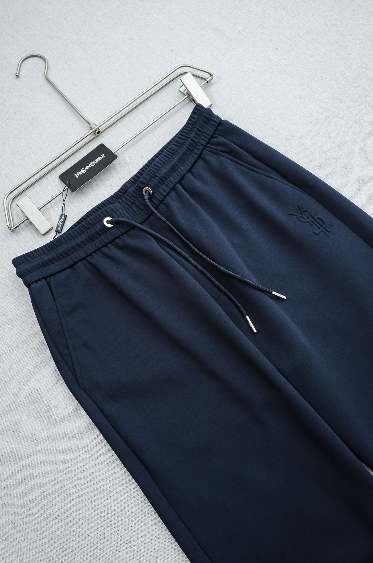 YSL 26FW最新款精梳棉混纺挺括有型自带筋骨感抗皱性极强四面弹力包容性好弹力松紧腰搭配抽绳设计直筒立