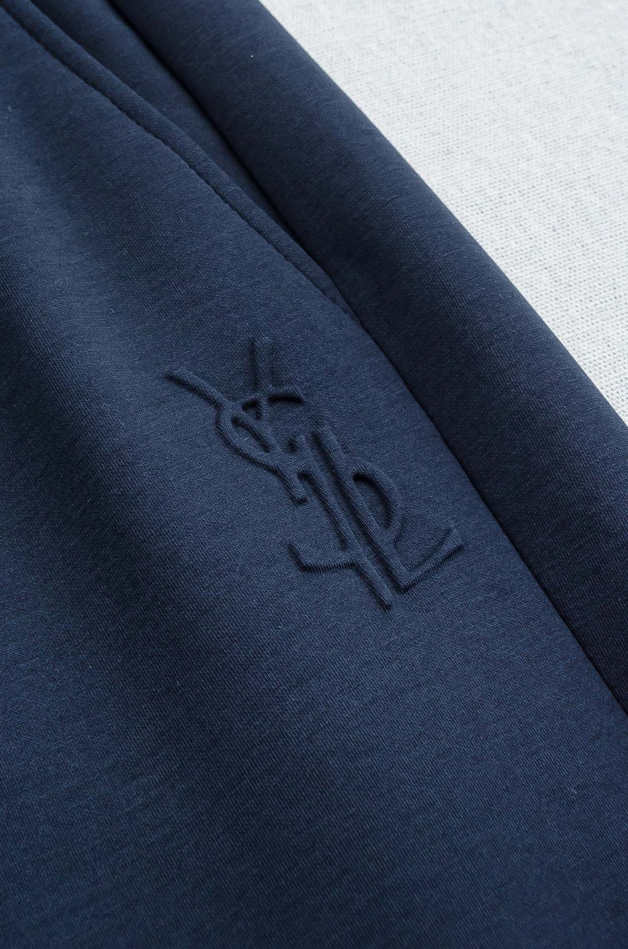 YSL 26FW最新款精梳棉混纺挺括有型自带筋骨感抗皱性极强四面弹力包容性好弹力松紧腰搭配抽绳设计直筒立