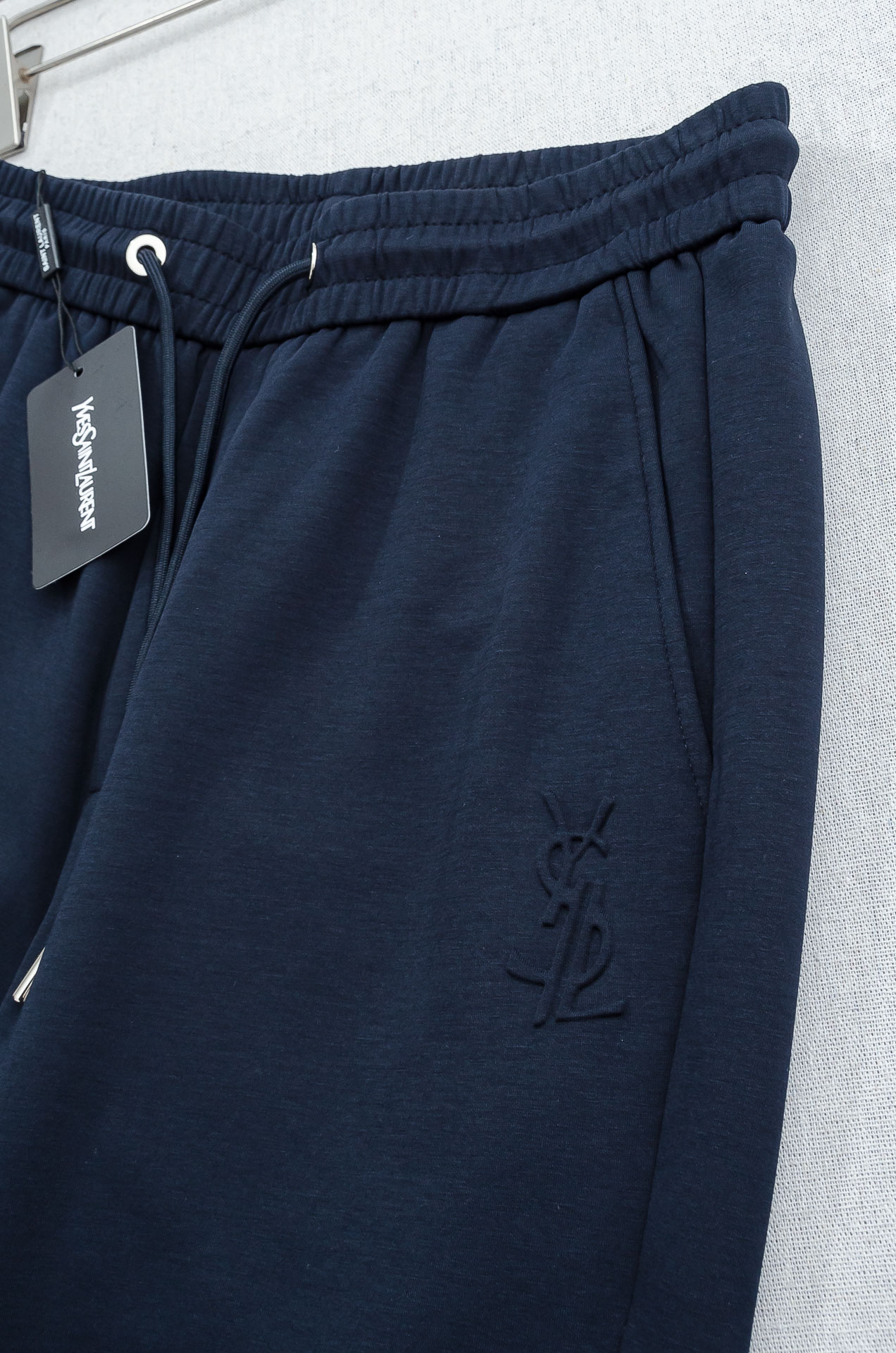 YSL 26FW最新款精梳棉混纺挺括有型自带筋骨感抗皱性极强四面弹力包容性好弹力松紧腰搭配抽绳设计直筒立