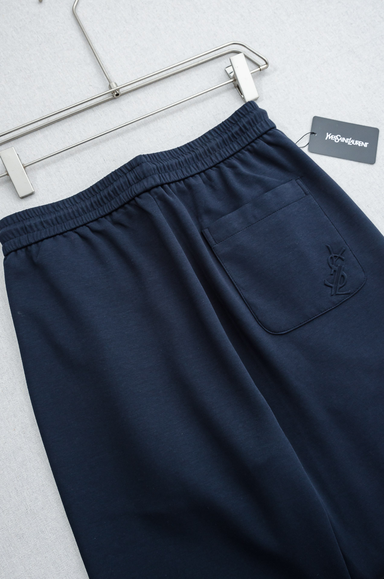 YSL 26FW最新款精梳棉混纺挺括有型自带筋骨感抗皱性极强四面弹力包容性好弹力松紧腰搭配抽绳设计直筒立