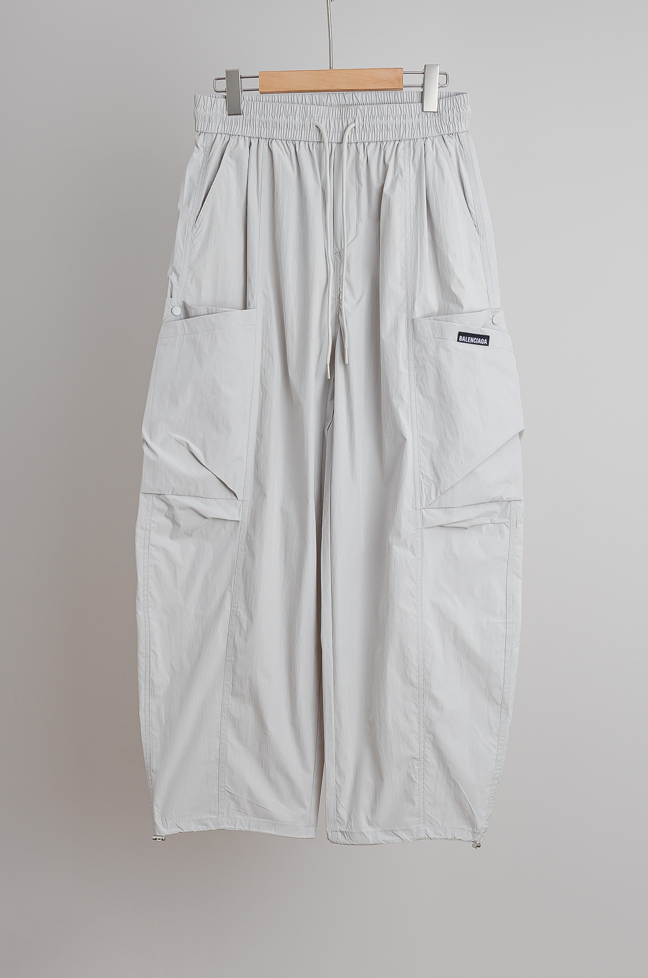 ☀️☀️ 巴黎世家 2026新春最新出品宽松裤脚休闲裤#休闲百搭的一款 上身很舒适 弹力收腰抽绳，阔腿设