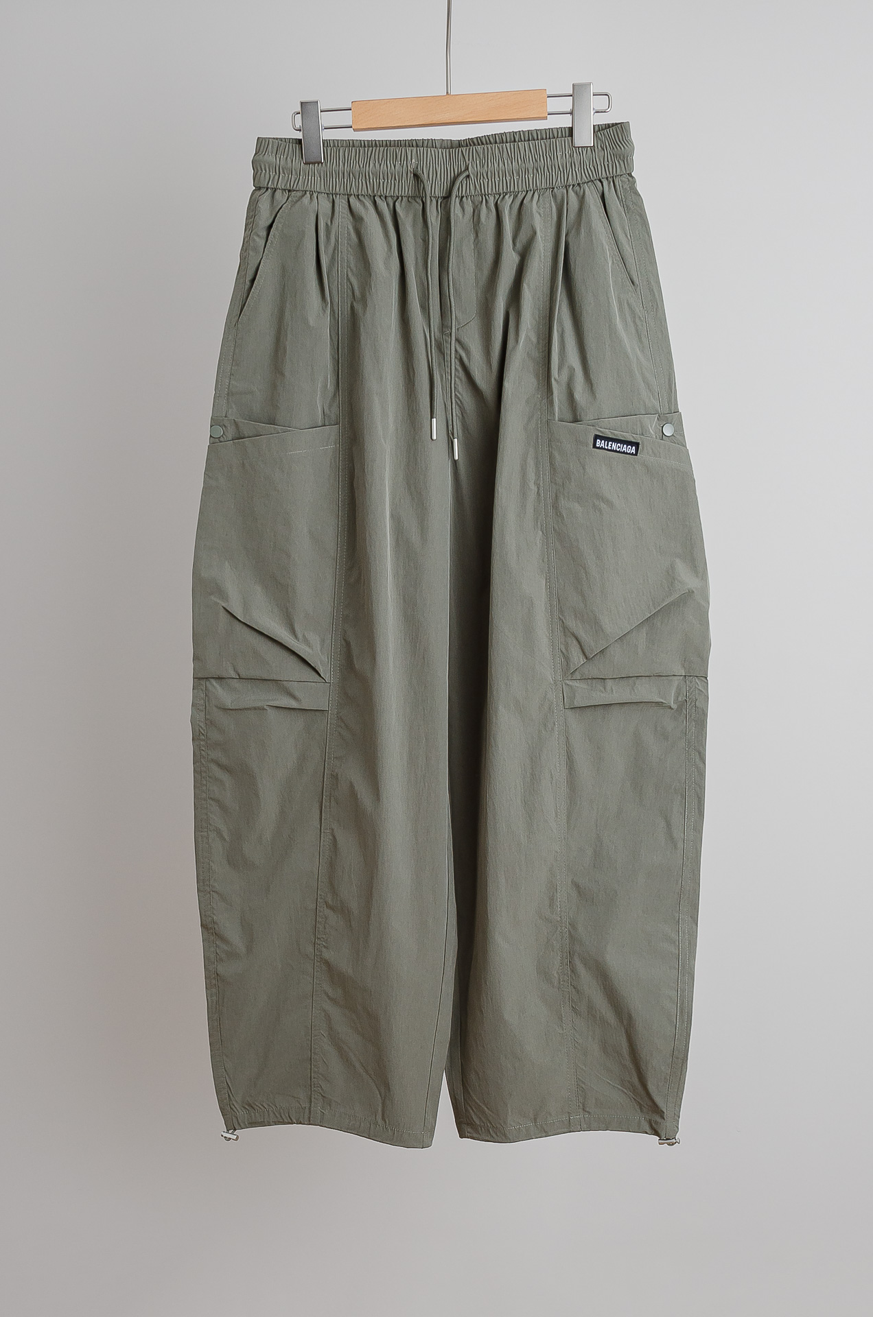 ☀️☀️ 巴黎世家 2026新春最新出品宽松裤脚休闲裤#休闲百搭的一款 上身很舒适 弹力收腰抽绳，阔腿设