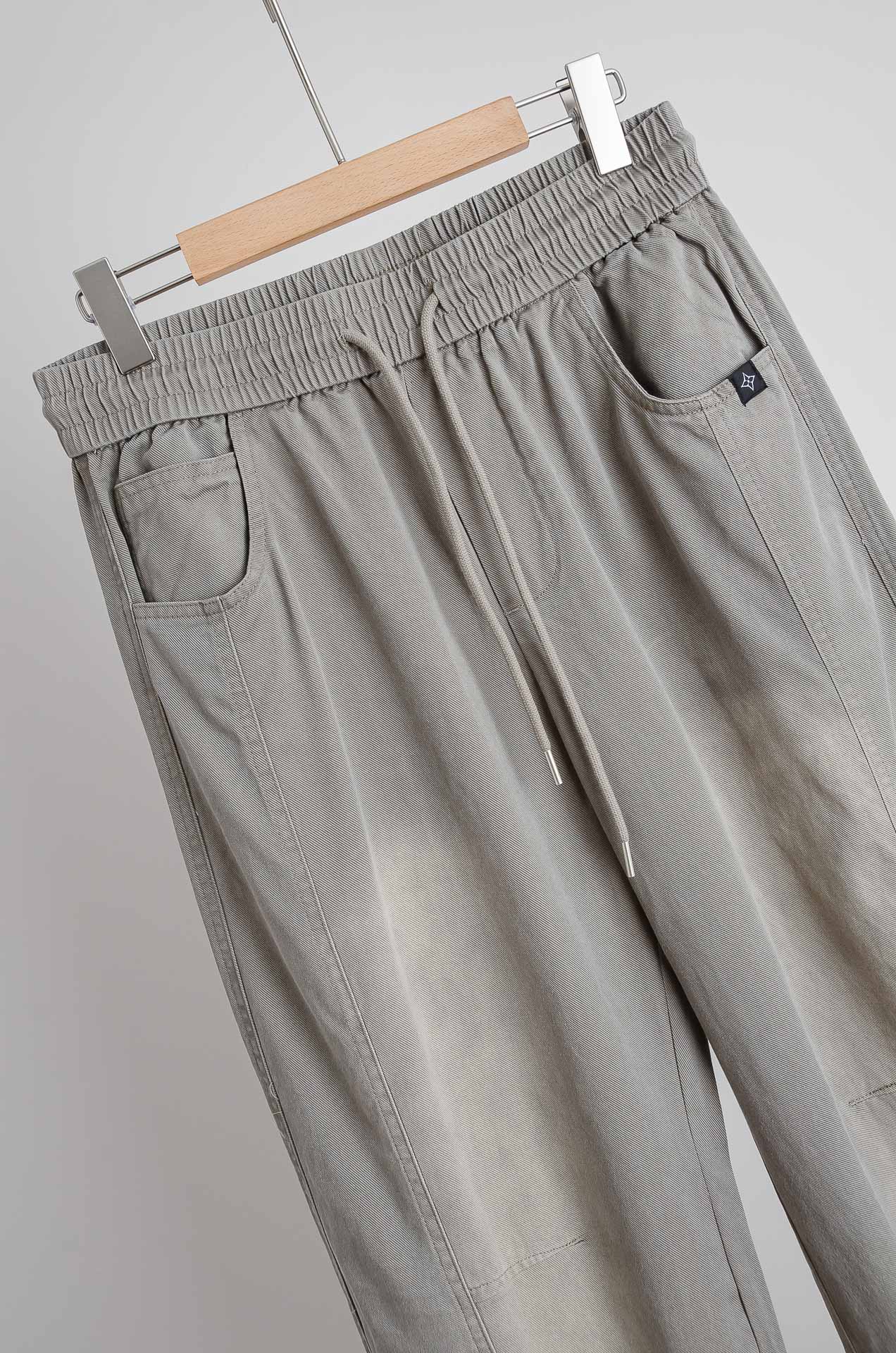 ☀️☀️ LV 2026新春最新出品宽松裤脚休闲裤#休闲百搭的一款 上身很舒适 弹力收腰抽绳，阔腿设计，