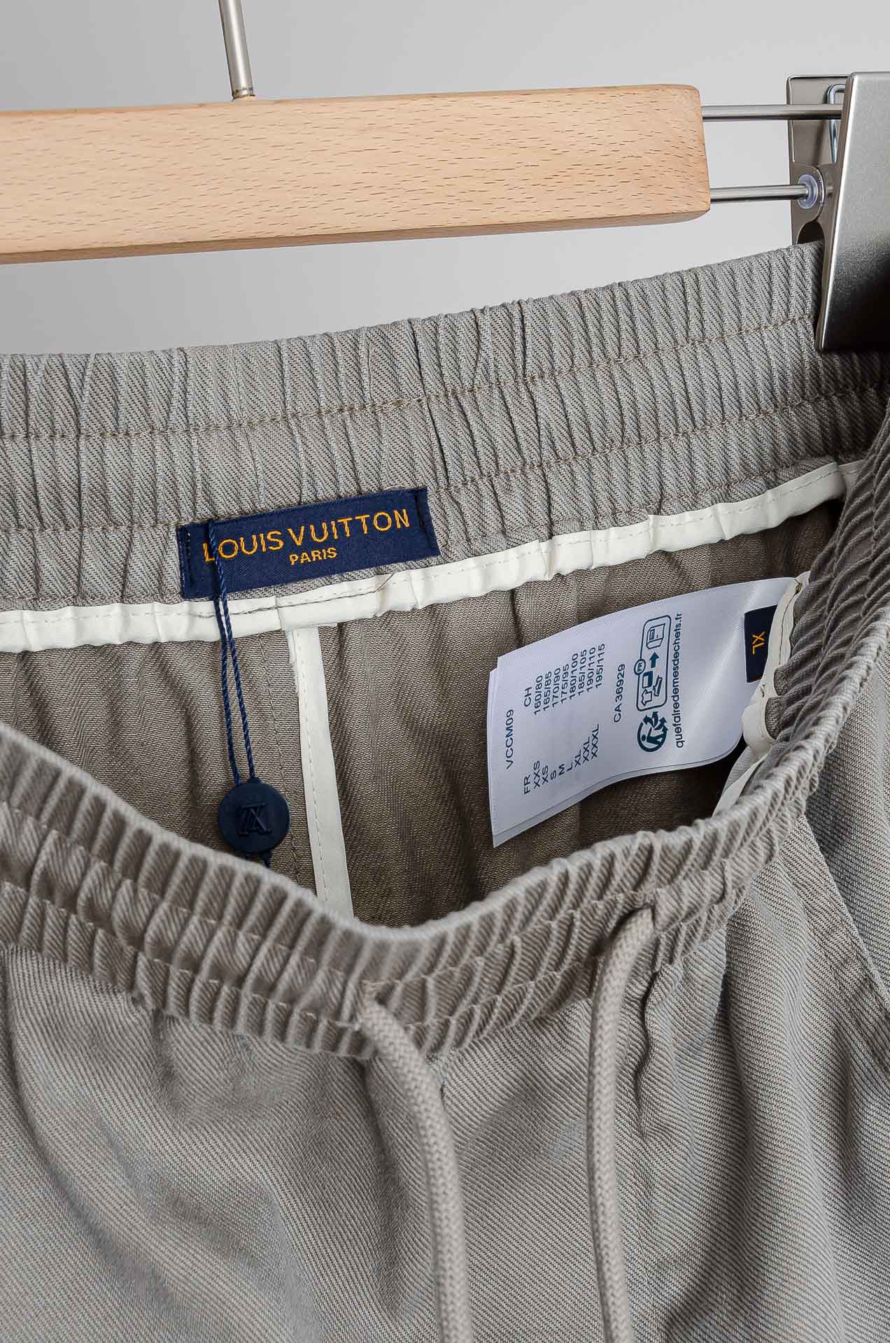 ☀️☀️ LV 2026新春最新出品宽松裤脚休闲裤#休闲百搭的一款 上身很舒适 弹力收腰抽绳，阔腿设计，