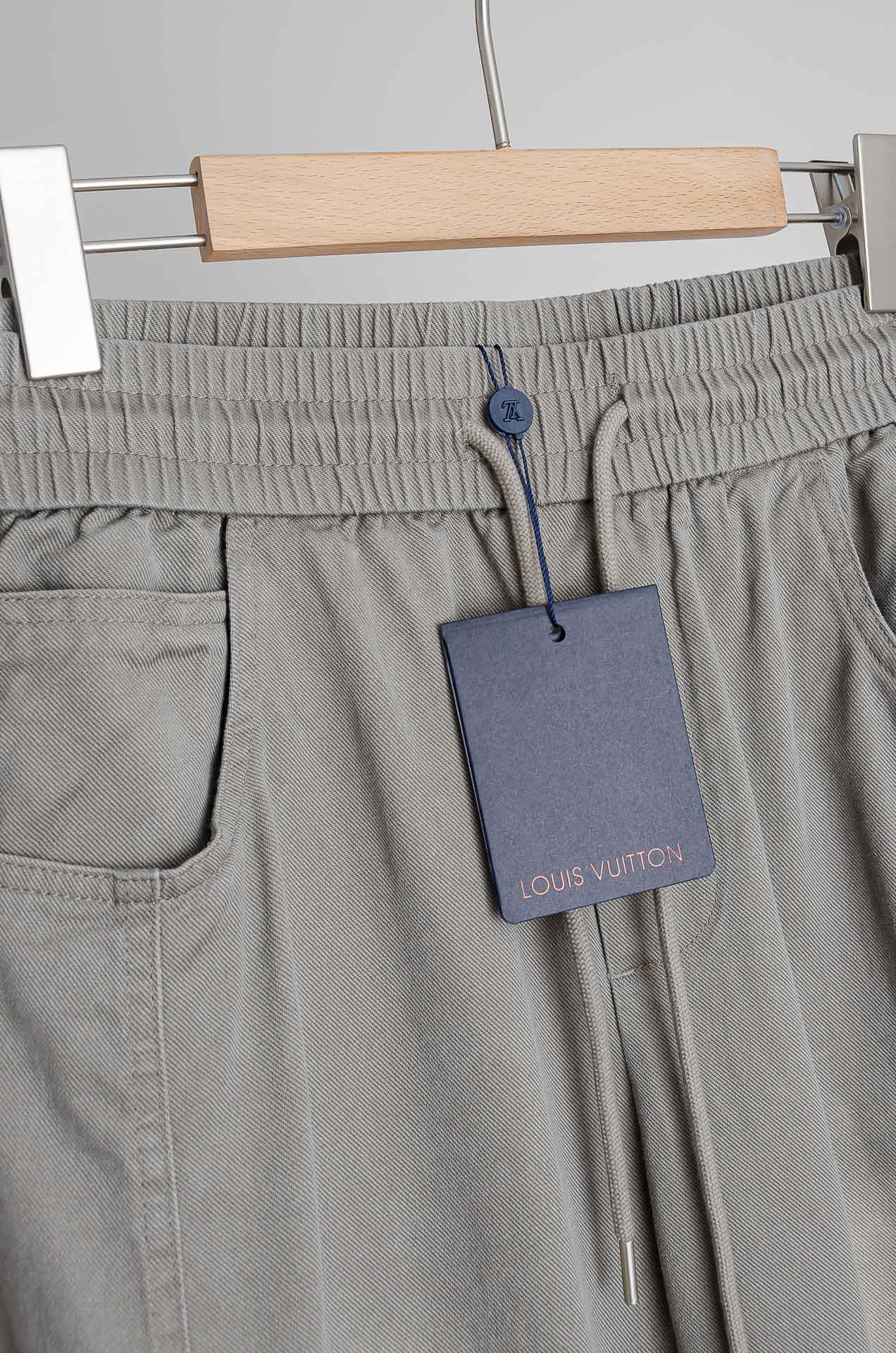 ☀️☀️ LV 2026新春最新出品宽松裤脚休闲裤#休闲百搭的一款 上身很舒适 弹力收腰抽绳，阔腿设计，