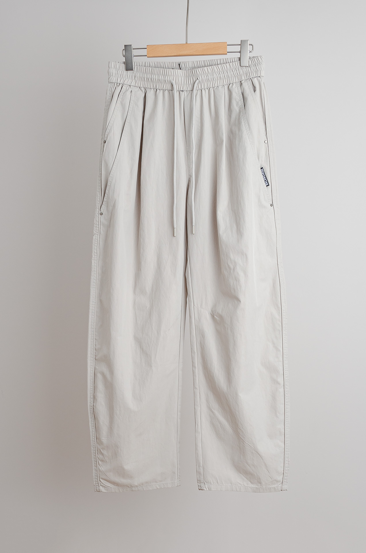 ☀️☀️ 巴黎世家 2026新春最新出品宽松裤脚休闲裤#休闲百搭的一款 上身很舒适 弹力收腰抽绳，阔腿设