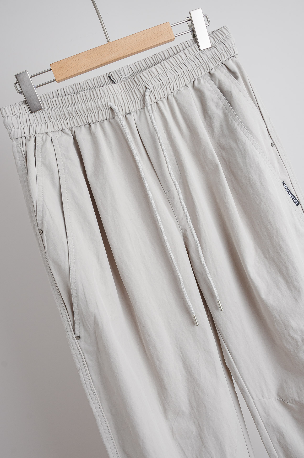 ☀️☀️ 巴黎世家 2026新春最新出品宽松裤脚休闲裤#休闲百搭的一款 上身很舒适 弹力收腰抽绳，阔腿设