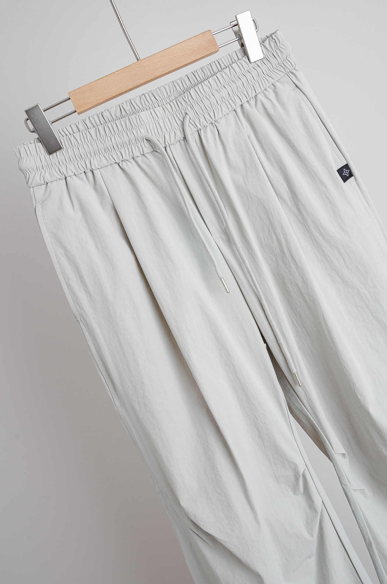 ☀️☀️ LV 2026新春最新出品宽松裤脚休闲裤#休闲百搭的一款 上身很舒适 弹力收腰抽绳，阔腿设计，