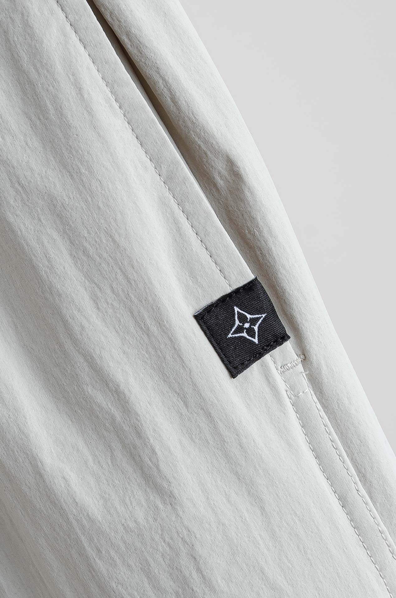 ☀️☀️ LV 2026新春最新出品宽松裤脚休闲裤#休闲百搭的一款 上身很舒适 弹力收腰抽绳，阔腿设计，