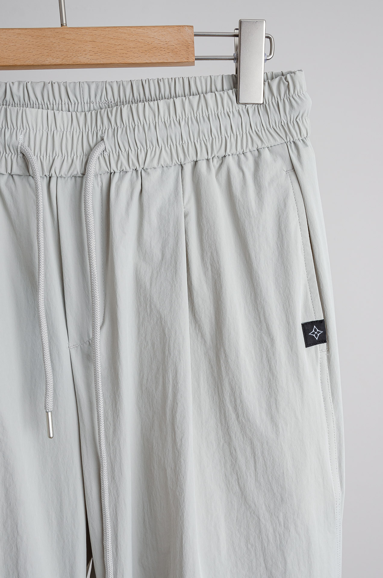 ☀️☀️ LV 2026新春最新出品宽松裤脚休闲裤#休闲百搭的一款 上身很舒适 弹力收腰抽绳，阔腿设计，