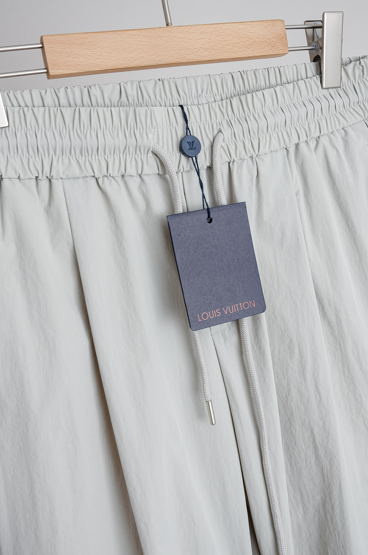 ☀️☀️ LV 2026新春最新出品宽松裤脚休闲裤#休闲百搭的一款 上身很舒适 弹力收腰抽绳，阔腿设计，