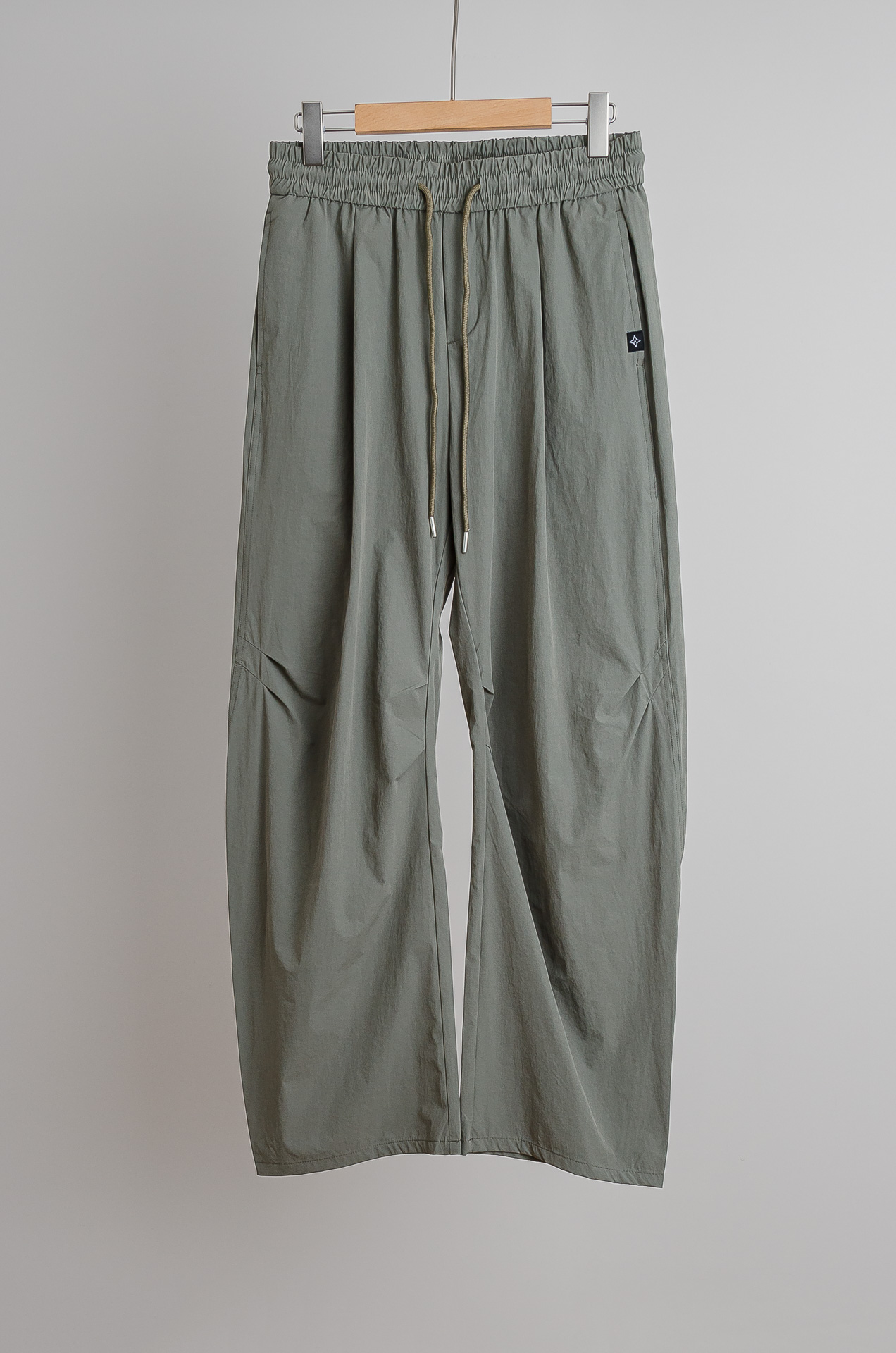 ☀️☀️ LV 2026新春最新出品宽松裤脚休闲裤#休闲百搭的一款 上身很舒适 弹力收腰抽绳，阔腿设计，