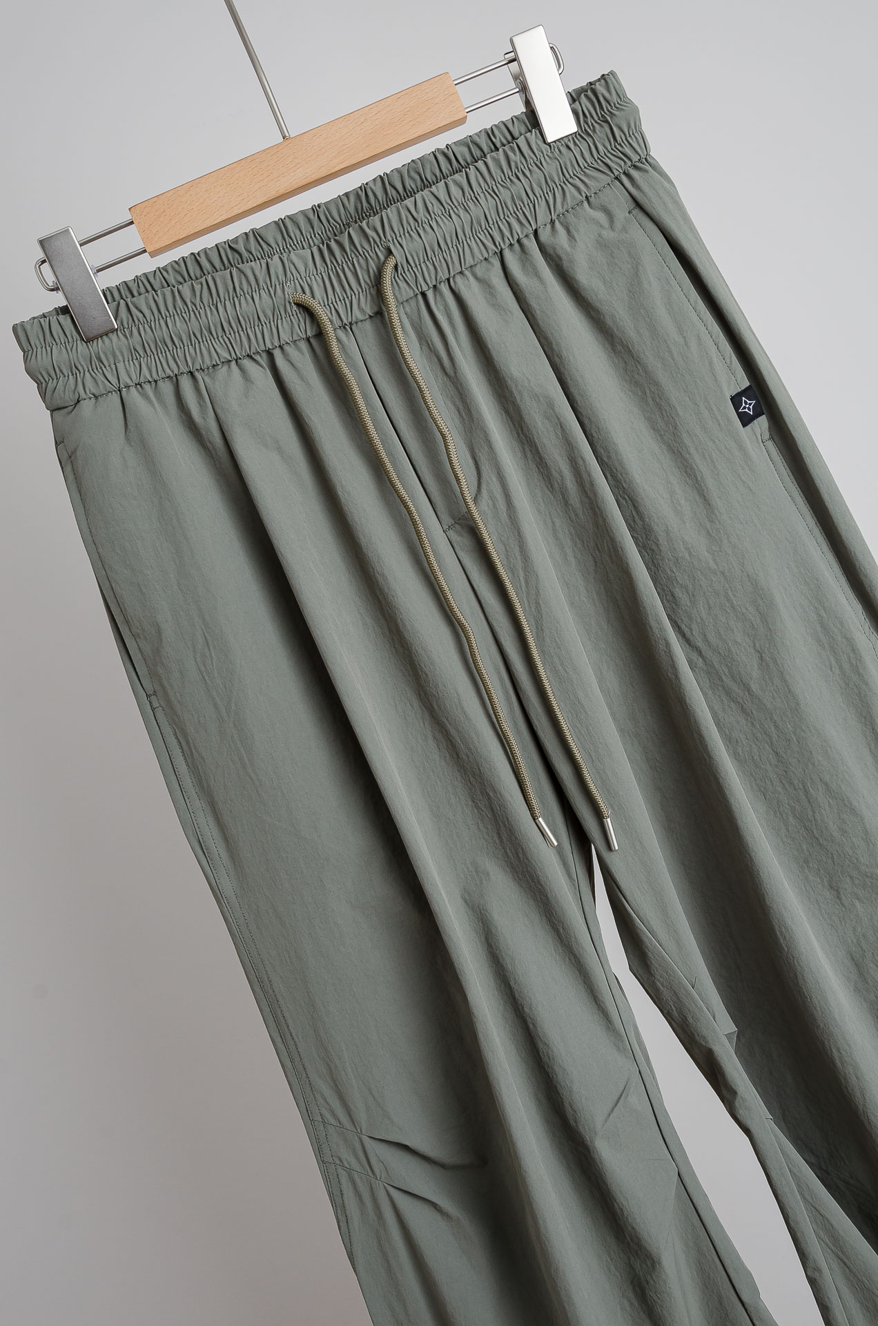 ☀️☀️ LV 2026新春最新出品宽松裤脚休闲裤#休闲百搭的一款 上身很舒适 弹力收腰抽绳，阔腿设计，