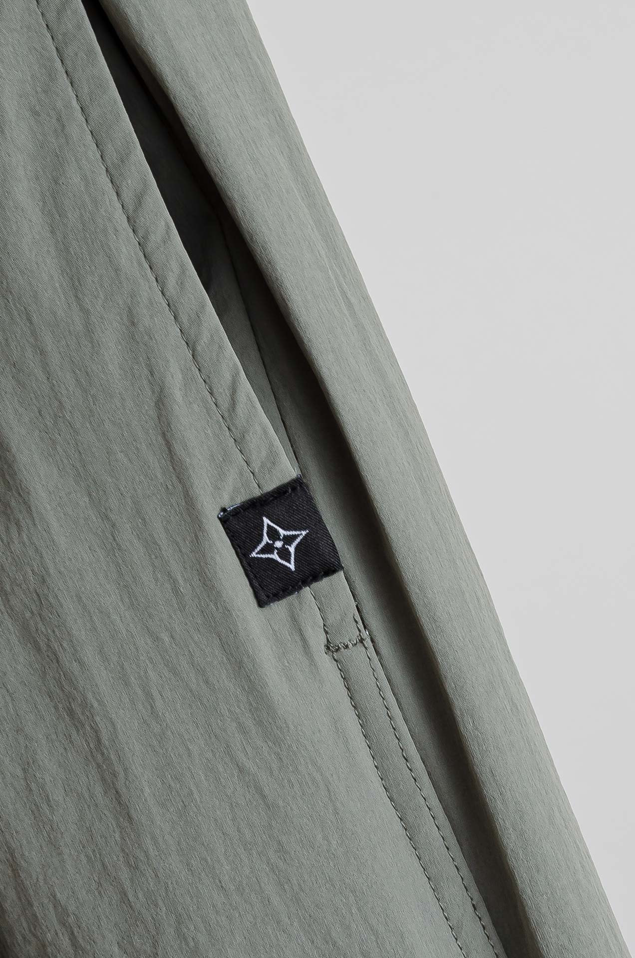 ☀️☀️ LV 2026新春最新出品宽松裤脚休闲裤#休闲百搭的一款 上身很舒适 弹力收腰抽绳，阔腿设计，