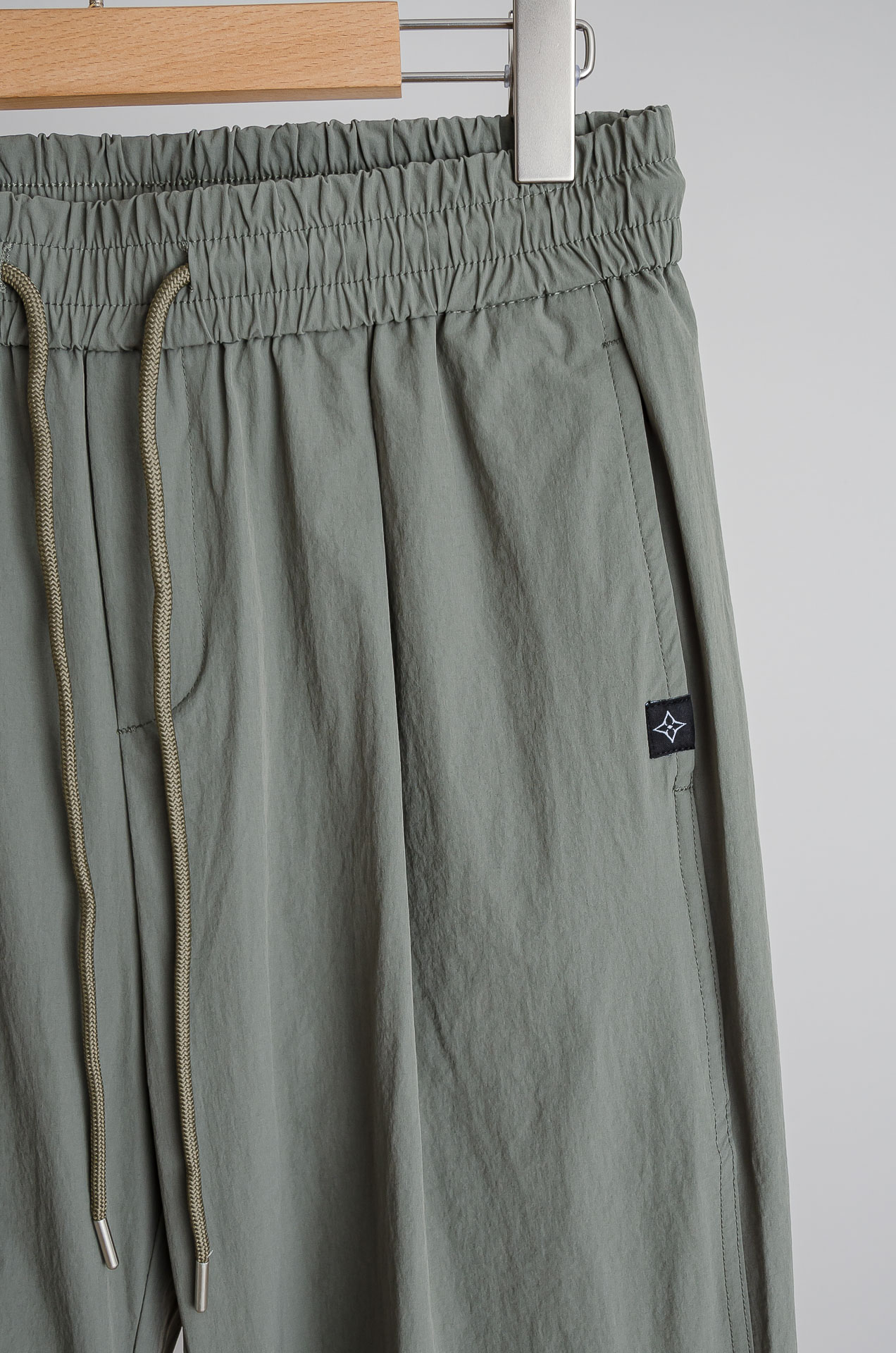 ☀️☀️ LV 2026新春最新出品宽松裤脚休闲裤#休闲百搭的一款 上身很舒适 弹力收腰抽绳，阔腿设计，