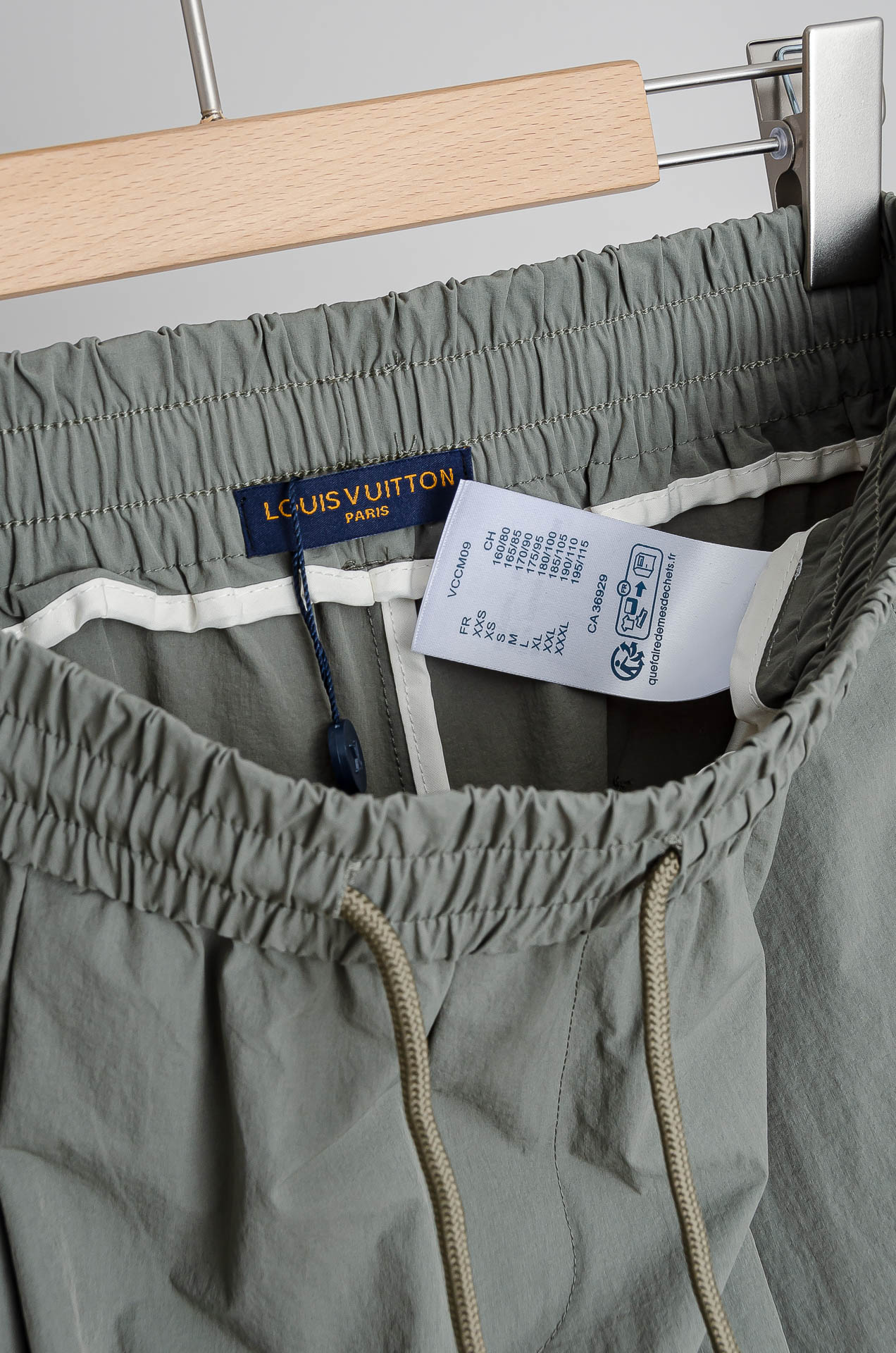 ☀️☀️ LV 2026新春最新出品宽松裤脚休闲裤#休闲百搭的一款 上身很舒适 弹力收腰抽绳，阔腿设计，