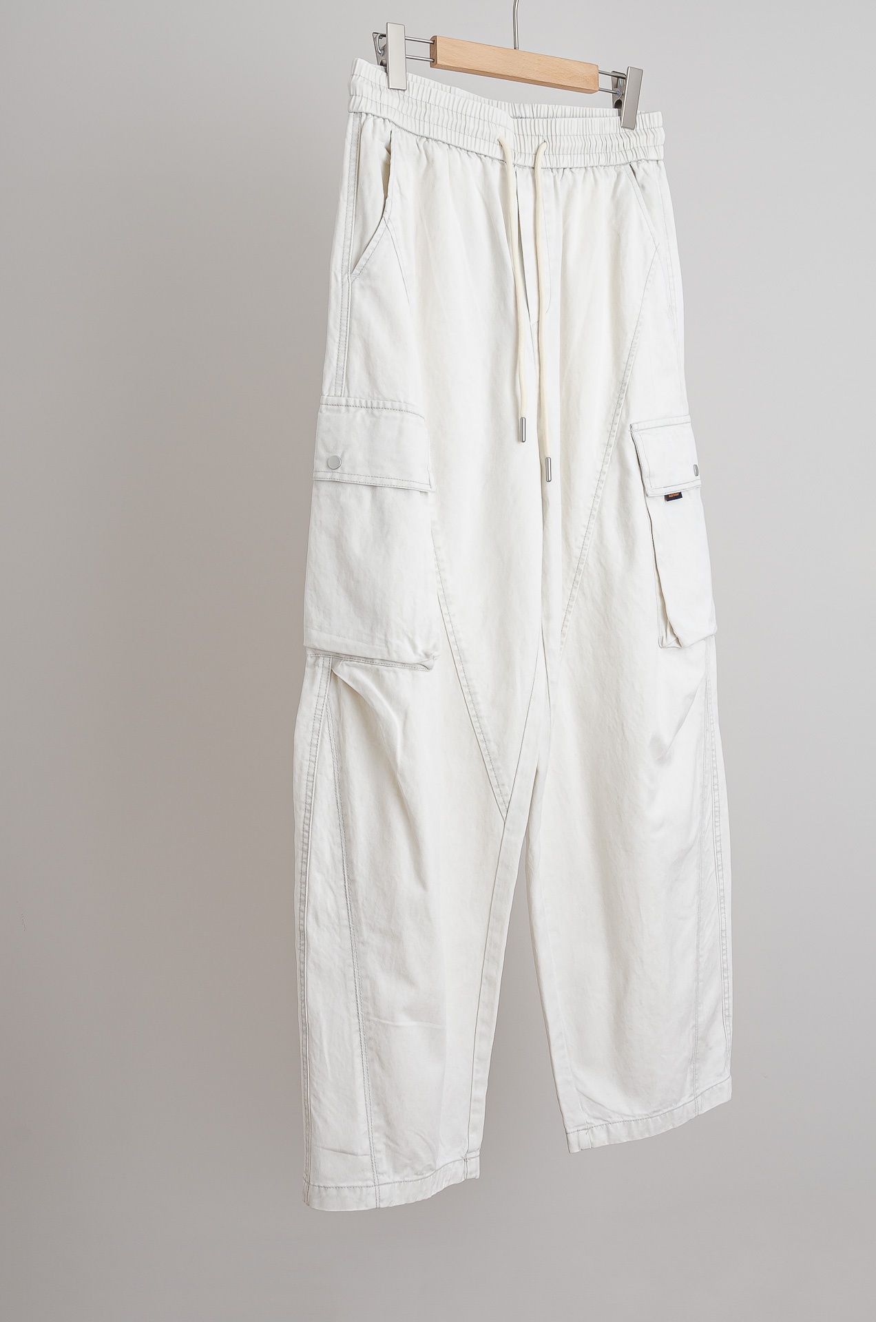 ☀️☀️ LV 2026新春最新出品宽松裤脚休闲裤#休闲百搭的一款 上身很舒适 弹力收腰抽绳，阔腿设计，